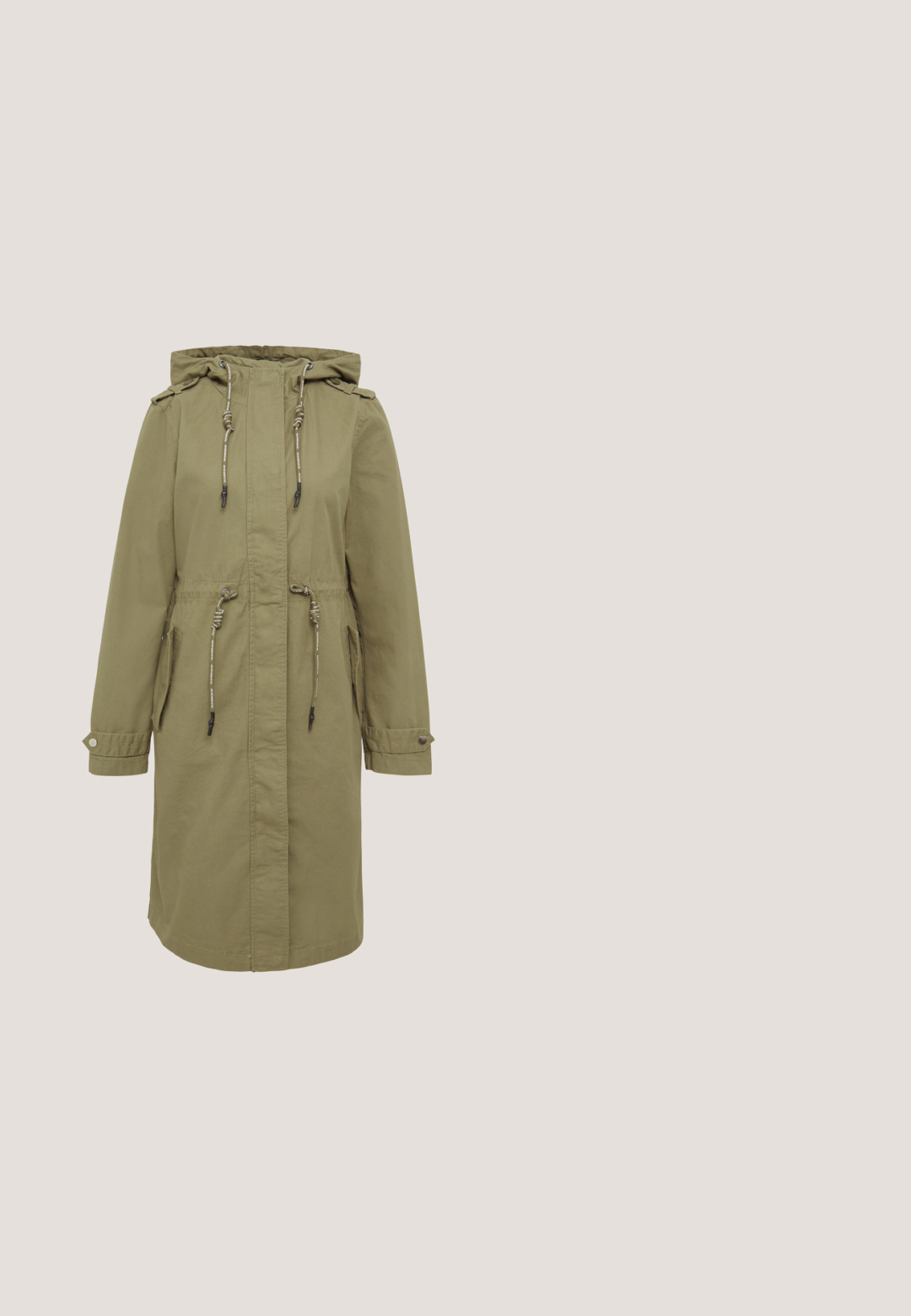 Olivgrüner Parka mit Kapuze und Zugbändern, ausgestattet mit zwei Seitentaschen, geknöpften Manschetten und einer taillierten Silhouette für eine verstellbare Passform.; Olivegrünes T-Shirt mit kurzen Raglanärmeln, das einen metallisch silbernen Blattaufdruck auf der Vorderseite und einen abgerundeten Saum hat.; Olivgrüne Hose mit elastischem Bund, drei Holzknöpfen vorne und elastischen Bündchen an den Knöcheln; glatte Stofftextur.; Niedriger olivgrüner Wildleder-Sneaker mit weißer Ferse, pinken Schnürsenkeln, weißen Streifen an den Seiten und brauner Gummisohle.; Dunkelgrüne gesteppte Handtasche mit oberen Griffen, vorderer Reißverschlusstasche, abnehmbarem Trageriemen und kleinem Plüschbär-Schlüsselanhänger.; Goldfarbene Creolen mit mehrfarbigen Keramikperlen in Grün, Gelb, Weiß und Orange, mit einer glatten, glänzenden Oberfläche.