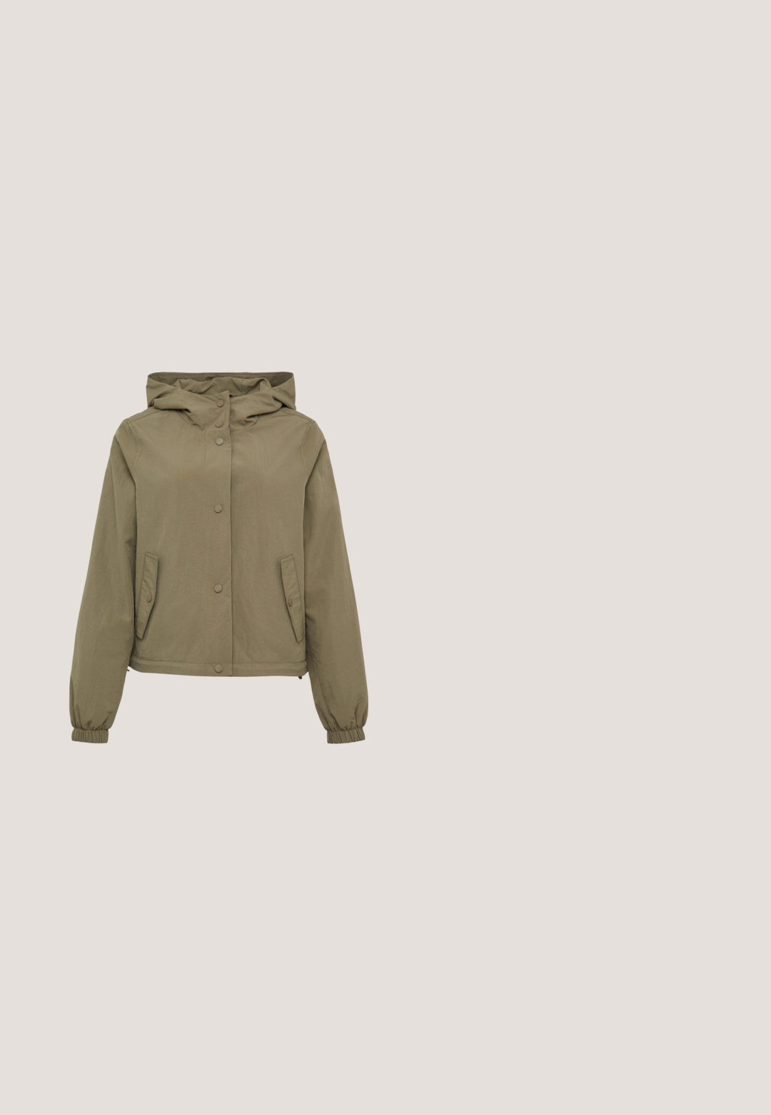 Olijfgroene lichtgewicht jacket met capuchon, drukknoopsluiting, elastische mouwen en twee voorzakken. Glad, lichtelijk gestructureerde stof.; Mouwloze kaki jumpsuit met knopen aan de voorkant, twee borstzakken, een kraag en een ceintuur in de taille, weergegeven tegen een effen achtergrond.; Lichtbruine suède sandalen met twee verstelbare gespbandjes, kurken voetbed en rubberen zool, gecombineerd met een zwarte maxi-jurk.; Zwarte rechthoekige zonnebril met dunne gouden metalen pootjes en donker getinte glazen op een effen witte achtergrond.; Lichtbruine geweven handtas met zwarte leren handvatten en afwerking, met een klein rechthoekig zwart label aan de voorkant.; Gepolijste gouden oorbel in een ronde, gladde vorm met een scharnierende sluiting, afgebeeld op een witte achtergrond.