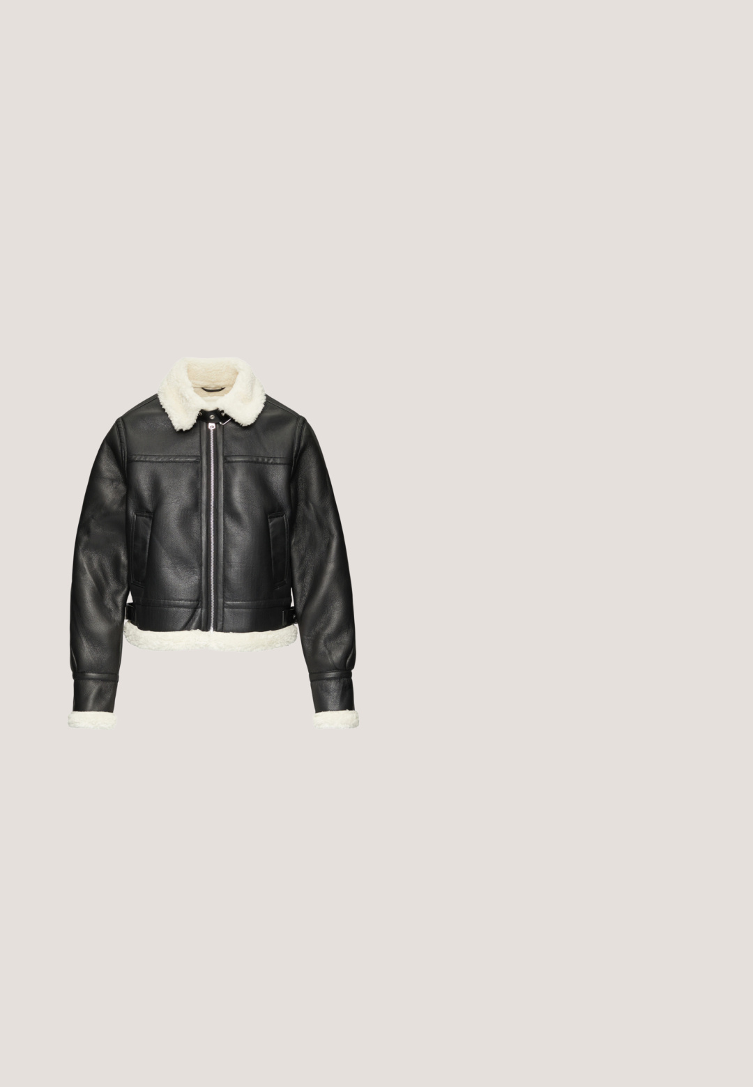 Schwarze Lederjacke mit einem weißen Kunstpelzkragen und -manschetten, mit einem Reißverschluss vorne, zwei Fronttaschen und einem cropped Design.; Schwarzes, geripptes Strickkleid mit langen Ärmeln, rundem Ausschnitt und lockerer Passform. Mit diagonalen Nahtdetails und einem knielangen Saum.; Even&Odd by Zalando Plateaustiefel - black; Schwarze quadratische Sonnenbrillen mit verlaufenden Gläsern. Goldene Akzente an den Bügeln und Kunststoffarmen. Glatte Oberfläche, modernes Design.; Schwarze gesteppte Guess-Handtasche aus Kunstleder mit geflochtenem Kettenhenkel und abnehmbarem Schulterriemen, GUESS-Logo auf der Vorderseite.; Goldfarbene herzförmige Ohrstecker, wobei eine Seite mit klaren Strasssteinen verziert ist und die andere mit "GUESS" graviert ist. Glatte Oberfläche, polierter Finish.