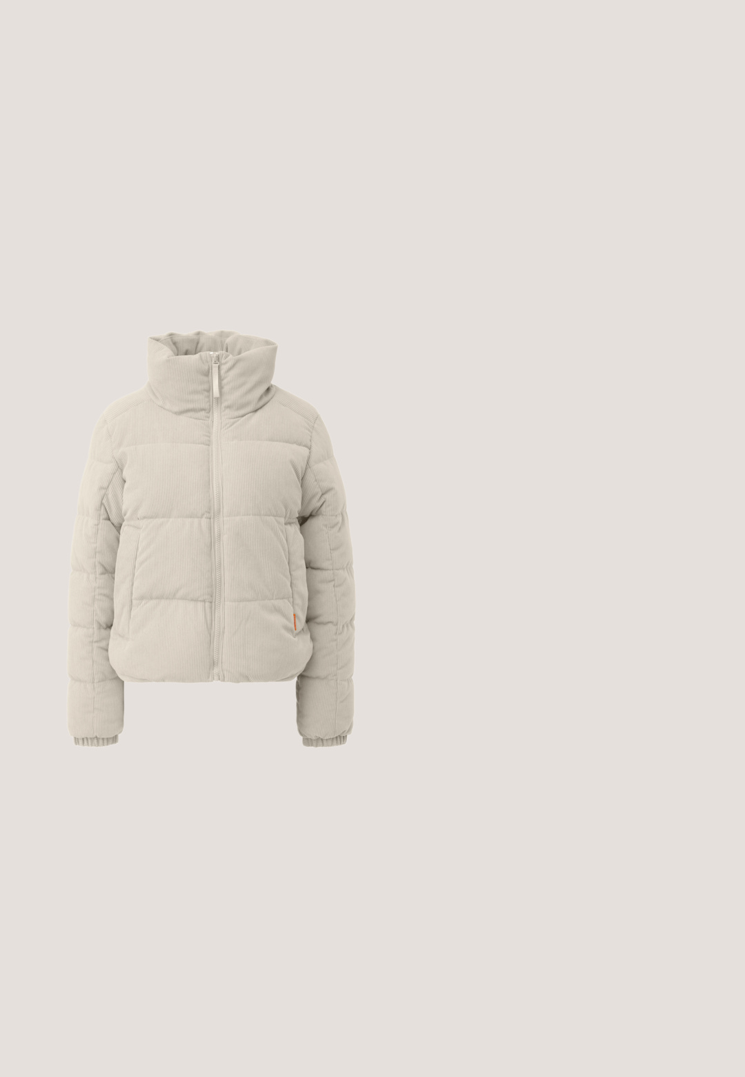 Pufferjack in lichtgrijze corduroy-stof, met een hoge kraag, ritssluiting en ribbelboorden. Opvallende boxy-vorm en gestikte vulling.; Crème-kleurige cardigan met een textuurpatroon in de brei, voorzien van een V-hals, vier grote zwarte knopen en geribde manchetten en zoom.; Langwerpige top in off-white ribbelstof, met een ronde halslijn en een aansluitend ontwerp met subtiele logodetail op de borst.; Witte flared jeans van denim. Heeft een hoge taille, vijf zakken en een metalen knoopsluiting. Glad oppervlak zonder zichtbare patronen.; s.Oliver Snowboots  - beige; Lichtgroene suède handtas in halvemaanvorm met enkele schouderriem en zilveren rits, met klein "Karl Lagerfeld Jeans" logo.