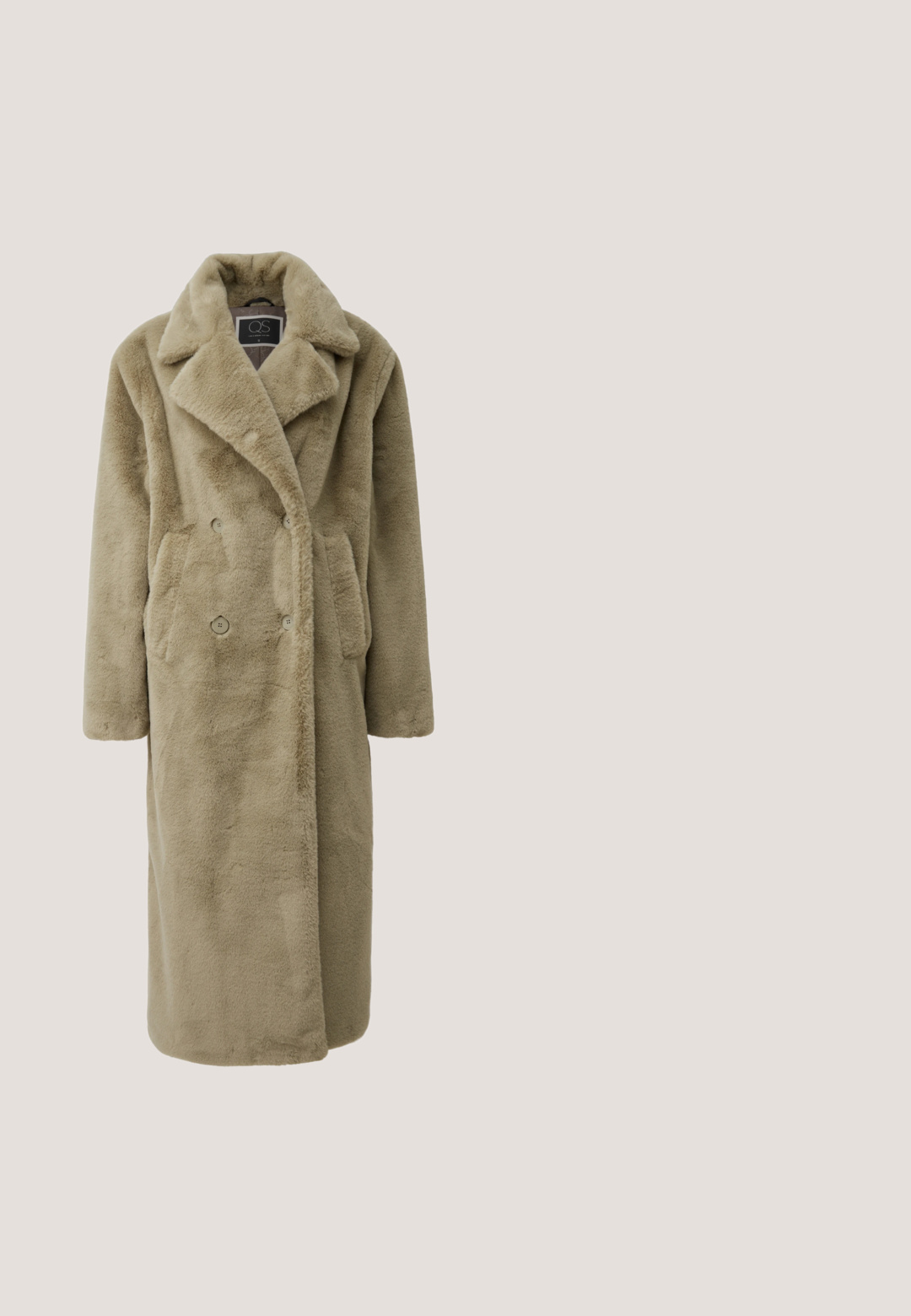 Langer beiger Kunstfellmantel mit breitem Reverskragen, doppelter Knopfverschluss und zwei Seitentaschen.; Grüner, grob gestrickter Rollkragenpullover mit Zopfdesign, langen, voluminösen Ärmeln sowie gerippten Bündchen und Saum.; Gestreiftes, langärmliges Kleid aus Rippstrick. Verfügt über wechselnde Streifen in Rot, Grün, creme und Blau. Abgerundeter Ausschnitt und seitliche Schlitze.; Hoher olivgrüner Lederstiefel mit grobem Profilabsatz und glattem Obermaterial, Seitenansicht auf weißem Hintergrund.; Einfache ovale Sonnenbrillen mit dunkelgrünen Rahmen, bräunlichen Verlaufslinsen und schlanken bronzenen Bügeln. Mit runden Akzenten, wo die Rahmen auf die Bügel treffen.; Olivgrüne rechteckige Lederhandtasche mit verstellbarem Riemen und goldenem Reißverschluss auf weißem Hintergrund.