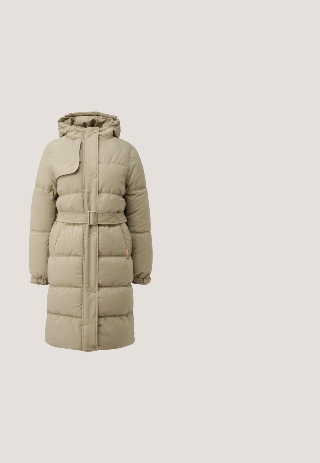 Manteau en duvet beige avec capuche, ceinture à taille cintrée et fermeture à boutons pression. Doté d'une texture matelassée et de deux poches latérales.; Pull en polaire beige doux avec un col montant, une fermeture éclair demi-longueur, des poignets côtelés et un motif léopard subtil, marqué O'Neill sur la poitrine.; Sweatshirt beige avec un col montant. Présente un cordon de serrage avec embouts en métal, des manches longues avec des poignets élastiques, et une texture lisse.; Pantalon de survêtement beige à jambes droites avec taille élastique et cordon de serrage noué, doté de poches latérales, posé à plat sur fond blanc.; Botte en daim beige mi-mollet avec fermeture éclair latérale et semelle en caoutchouc plate avec une semelle crantée pour une meilleure adhérence.; Sac fourre-tout en matière synthétique crème avec des bordures en cuir marron. Présente un motif de logo discret, des poignées doubles et une base arrondie.