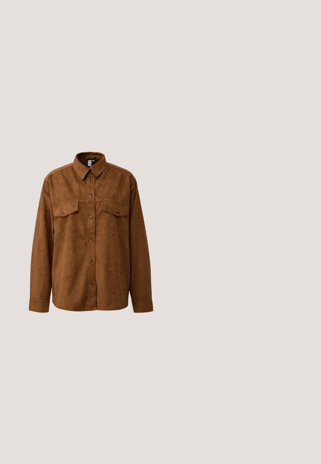 Bruine suède shirt met een knoopsluiting aan de voorkant, een verspreide kraag en twee borstzakken. Heeft lange mouwen en bruine knopen.; Bruine suède cropped jas met een kraag, knopen aan de voorkant en twee borstzakken, voorzien van goudkleurige knopen en een gladde textuur.; Uitlopende blauwe denim jeans met een hoge taille, vijf zakken en contrasterende stiksels; gladde textuur en klassieke kleur.; Bruine leren cowboylaarzen met spitse neuzen, geperste vleugelpatronen, een blokhak van gemiddelde hoogte en een lus aan de achterkant.; Bruine zijden bandana met witte paisley- en bloemmotieven en kleine vlindervormpjes, met label Massimo Dutti Made in Italy.; Donkerbruine leren riem met grote, ronde, sierlijke messing gesp en bijpassende messing studs als versiering.