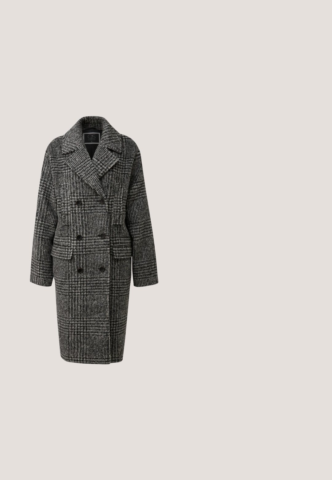 Manteau en laine à carreaux gris et noirs avec un design croisé, larges revers, deux poches frontales et boutons foncés.; Pull à col roulé noir en maille légère, avec une coupe décontractée, des manches larges et des accents côtelés au niveau du col et de l'ourlet.; Pantalons à jambes larges en tissu texturé gris foncé, dotés d'une taille élastique haute et d'un design épuré et minimaliste.; Bottine en cuir noir avec un bout pointu, un talon aiguille haut, une texture lisse et un design minimaliste. Comprend une fermeture éclair à l'arrière.; Sac à main noir texturé avec doubles poignées, poche avant zippée et petit curseur de fermeture éclair doré, debout sur fond blanc.; Boucles d'oreilles en argent avec un charm en forme de cœur, présentant une finition lisse et un design relié, créant un look minimaliste.