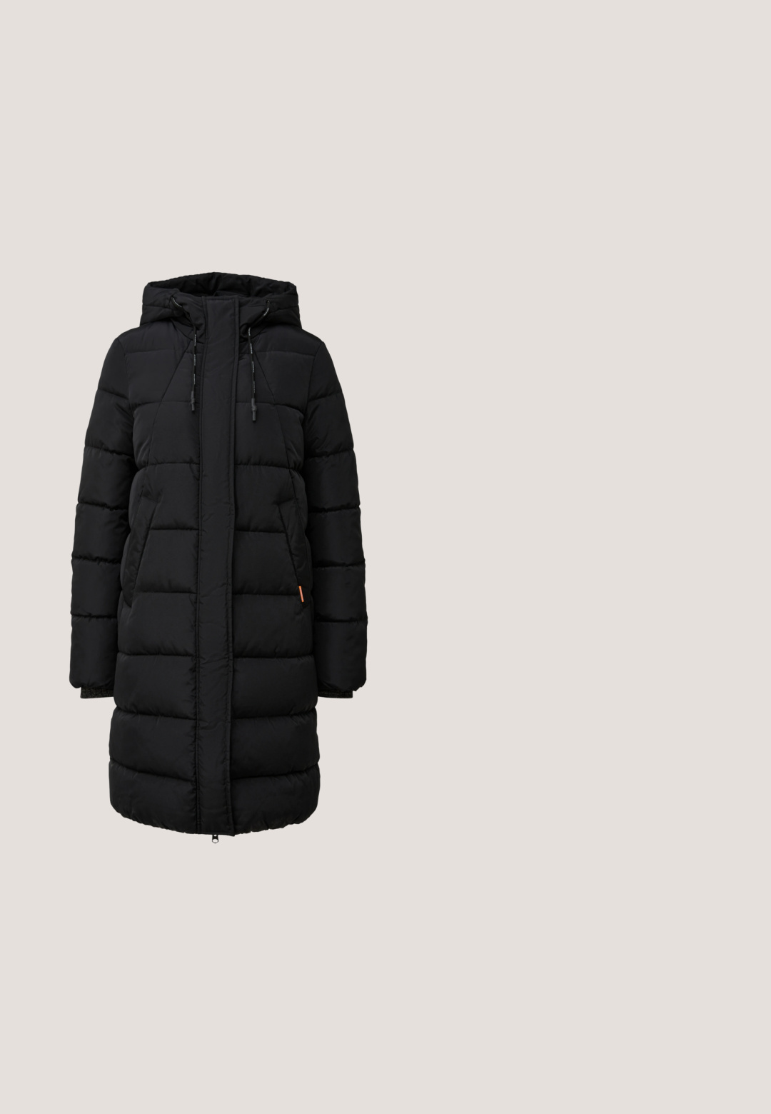 Schwarzer, langer, gepolsterter Wintermantel mit Kapuze, Frontreißverschluss, der mit einer Blende bedeckt ist, und seitlichen Taschen.; Schwarzer Kapuzenpullover mit lockerer Passform, Raglanärmeln und gerippten Bündchen sowie Saum. Glatte Textur ohne Muster oder sichtbare Beschläge.; Schwarzes langärmeliges Rollkragenoberteil mit einem dunkelgrauen abstrakten Zebra-Muster, flach auf weißem Hintergrund ausgelegt.; Grau stoff mit glatter oberfläche, der einen subtilen glanz aufweist und eine ordentlich gestickte kante entlang der kurve hat. Keine auffälligen muster sichtbar.; Schwarzer Sneaker aus synthetischem Material, mit einer dicken Laufsohle, strukturierten Akzenten und einem weichen Innenfutter am Kragen für zusätzlichen Komfort.; Schwarze Nylon-Handtasche mit verstellbarem Schultergurt, zwei kurzen Griffen, einer vorderen Reißverschlusstasche und detailliertem Logo. Strukturiertes Muster im gesamten Design.