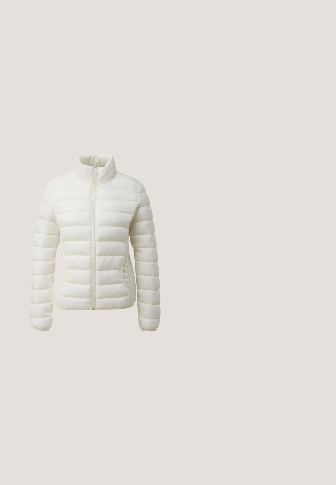 Steppjacke in Creme mit horizontalen Steppnähten, hohem Kragen, Frontreißverschluss und zwei Seitentaschen. Glatte Textur mit kontrastierendem Besatz.; Weißer Kapuzenpullover mit lässiger Passform. Verfügt über eine Kängurutasche, gerippte Bündchen und einen weichen, strukturierten Stoff. Dezentes Branding auf der Brust.; Weißes Baumwoll-T-Shirt mit klassischem Rundhalsausschnitt, kurzen Ärmeln und lockerer Passform. Es verfügt über minimale Nähte und keine Muster.; Schwarze Jogginghosen aus weichem Stoff, mit einem elastischen Bund und Kordelzügen, mit gerippten Knöcheln und einem lockeren Schnitt.; Weiße und goldene Sportsneaker mit schwarzen Akzenten, dicker gepolsterter Sohle und Obermaterial aus Mesh und Synthetik, seitlich dargestellt.; Silbernes Armband mit Schmetterlingsdesign und Strasssteinen, verstellbare Kette mit einem gleitenden Verschluss und glatter, glänzender Oberfläche.