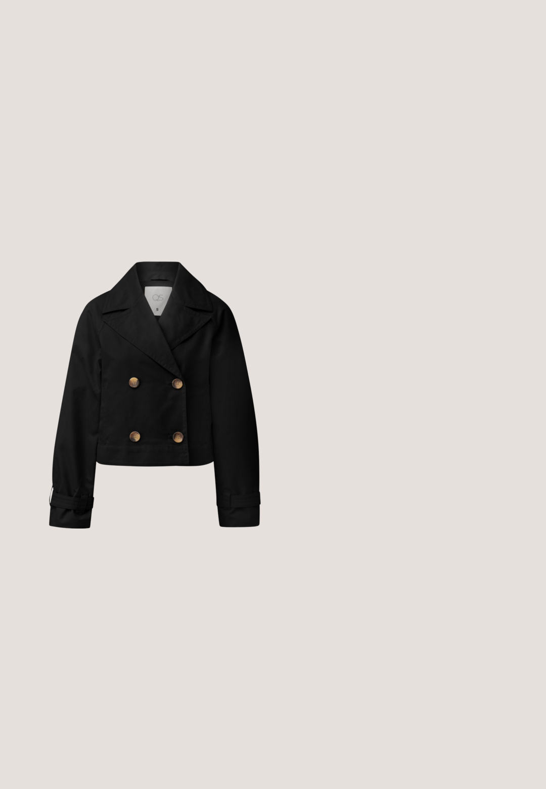 Chaqueta negra corta de doble botonadura con solapas anchas, cuatro botones marrones, mangas largas y correas ajustables en los puños.; Mono de patrón en blanco y negro con mangas cortas, cintura atada, piernas anchas y una tela fluida y ligera.; Sandalia de tacón alto negra con un diseño de tiras, correa en el tobillo con hebilla y un tacón cuadrado. Textura similar a la gamuza.; Gafas de sol negras con lentes oscuros, forma angular de ojo de gato, brazos con detalles en oro y almohadillas nasales transparentes para mayor comodidad.; Bolso bandolera negro de cuero estilo sobre con correa ajustable y cierres en tono dorado, mostrado sobre un fondo blanco.; Pulsera negra ajustable con cuentas pequeñas doradas y un charm de pájaro dorado en los extremos ajustables del cordón negro.