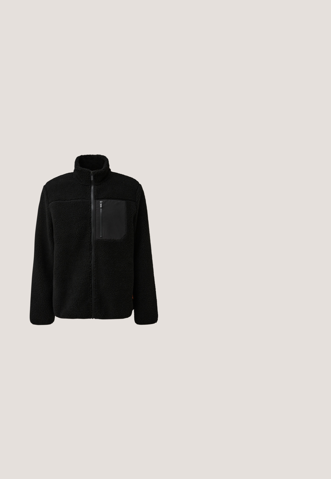 Veste en polaire noire avec un col haut, fermeture éclair et une poche zippée contrastante noire sur la poitrine. Texture douce sur l'ensemble.; Pull gris à col rond en tissu tricoté doux. Il possède des manches longues, des poignets et un ourlet côtelés, ainsi qu'une petite étiquette de logo sur le côté.; T-shirt blanc à manches courtes en coton. Doté d'un col rond et d'une étiquette de marque subtile sur le côté. Texture lisse et design simple.; Jean en denim foncé à coupe slim, doté de cinq poches, d'une fermeture par bouton et d'un léger délavage pour la texture. Pas de marque visible à l'avant.; Bottines Chelsea en cuir noir avec des panneaux élastiques sur les côtés, des languettes de tirage et une semelle en caoutchouc épaisse dotée de motifs de traction bien marqués.; Sac bandoulière noir Calvin Klein avec texture perforée, poche avant zippée et sangle d'épaule réglable sur fond blanc.