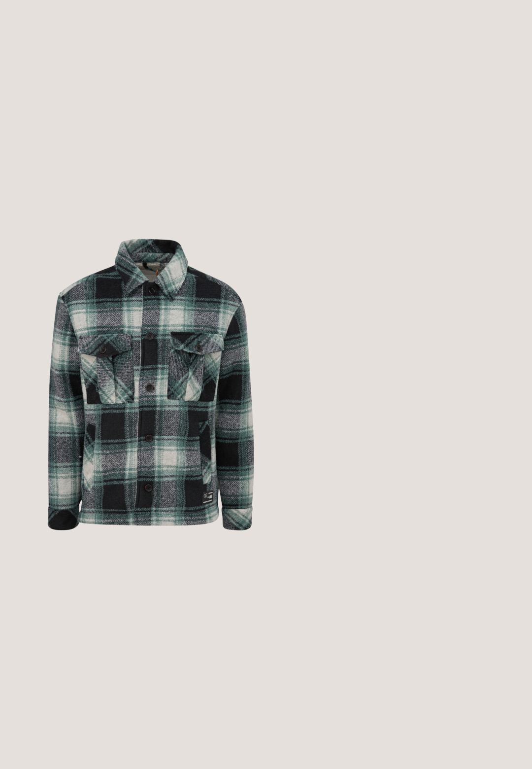 Chaqueta de franela a cuadros verdes y negros con cuello, dos bolsillos en el pecho, cierre de botones y tejido texturizado. Presenta botones oscuros y etiqueta en el dobladillo.; Camiseta negra de algodón con un gráfico desgastado de un cráneo y una serpiente, con la palabra "PANTERA" en letras grandes y envejecidas.; Jeans de mezclilla negra con corte Slim Fit, que presentan desgastes y roturas en las rodillas, diseño clásico de cinco bolsillos y cierre de cremallera con botón.; Bota de combate de cuero negro con cordones, ojales de metal, suela resistente, lengüeta en el talón y una correa decorativa con hebilla en el costado.; Gafas de sol de metal negro con lentes rectangulares de color gris oscuro. Patas con patrón de carey y almohadillas nasales para mayor comodidad. Diseño de marco delgado.; Anillo de plata con un intrincado diseño de calavera y huesos cruzados, con texto grabado y una banda texturizada, que muestra detalle y artesanía.
