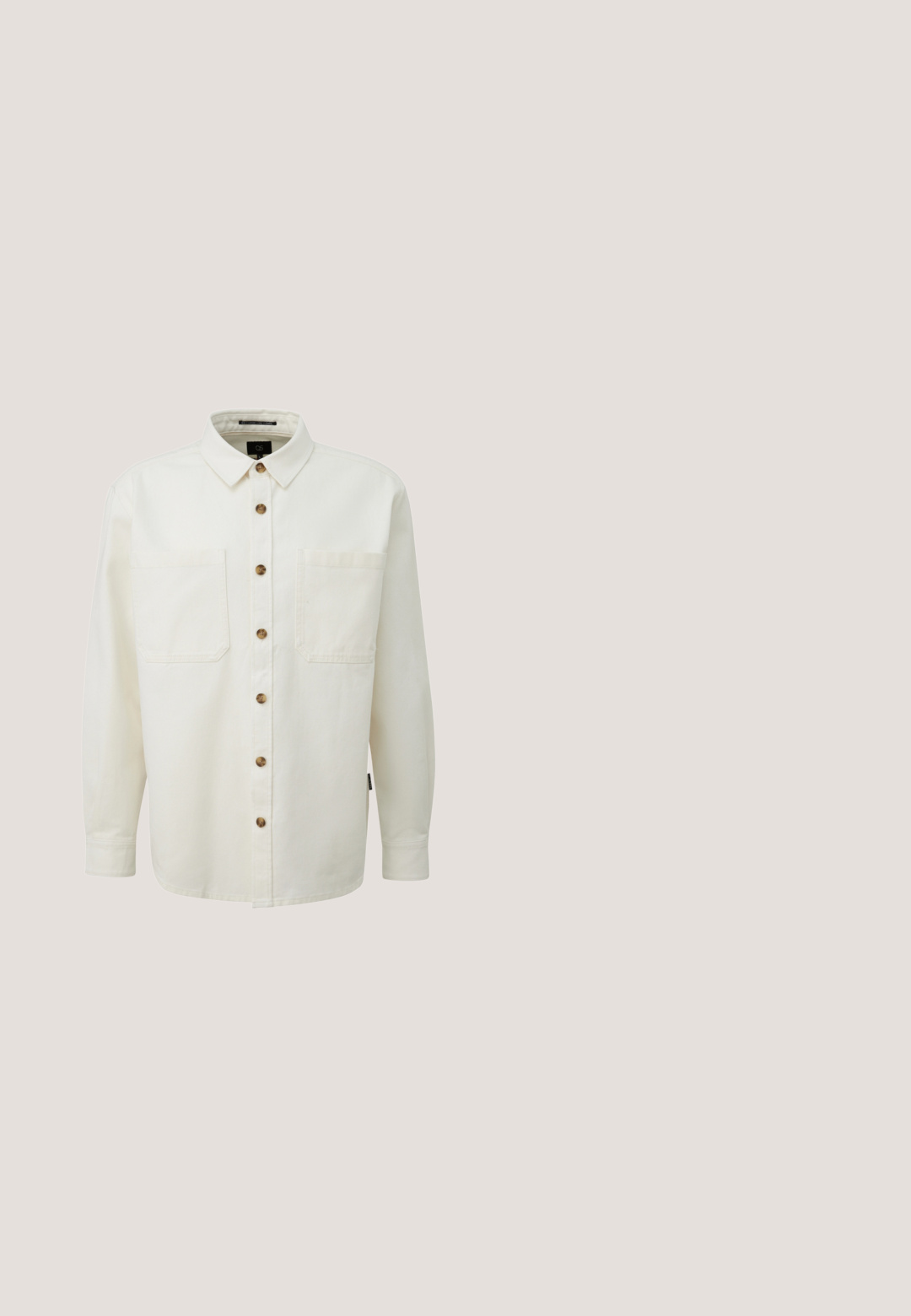 Camisa blanca abotonada de algodón con cuello con solapa, dos bolsillos en el pecho y botones de madera, con corte recto y mangas largas.; Suéter negro de punto con mangas largas, cuello redondo y dobladillo acanalado. Presenta un pequeño logo en el lado inferior izquierdo.; Camisa de pana negra con collar, bolsillo frontal y cierre de botones. La tela texturizada presenta costillas verticales y un brillo sutil.; Vaqueros de mezclilla negra con corte recto, diseño de cinco bolsillos, detalles en hardware de cobre y una cinta de cintura resistente. Textura suave, estilo sin adornos.; Botas de cuero negro hasta el tobillo con paneles laterales elásticos, puntera redondeada y suela de goma texturizada. Cuenta con una pestaña en la parte trasera para facilitar el uso.; Picard Bandolera - schwarz