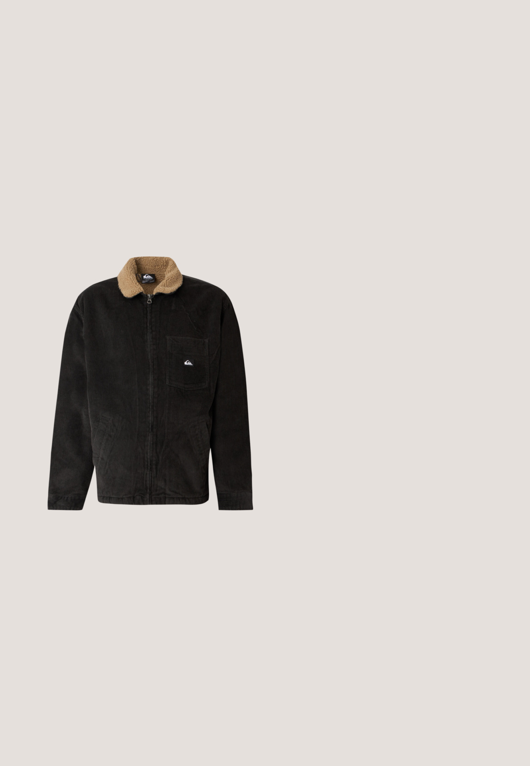 Μαύρο σακάκι από κορντούρα με ταμπά fleece γιακά, μπροστινό φερμουάρ, τσέπη στο στήθος με λογότυπο και δύο πλαϊνές τσέπες.; Μαύρο πλεκτό πόλο πουλόβερ με μακριά μανίκια, γιακά με κουμπιά και ριμπ μανσέτες και τελείωμα, παρουσιάζεται σε απλό ανοιχτό φόντο.; Μαύρο βαμβακερό μπλουζάκι με κόκκινο και κίτρινο γραφικό μοτίβο με θέμα το ψάρεμα στο μπροστινό μέρος. Κοντά μανίκια και στρογγυλή λαιμόκοψη.; Τζιν σορτσάκια σε ξεθωριασμένο καφέ χρώμα με ελαφρώς φθαρμένη υφή. Διαθέτουν θηλάκια για ζώνη, μπροστινές τσέπες και μία πλευρική τσέπη cargo.; Μαύρη δερμάτινη μπότα μέχρι τον αστράγαλο με καφέ κορδόνια, μαλακή πράσινη κολάρο και καφέ καουτσούκ σόλα με βαθιές αυλακώσεις, πλάγια όψη σε λευκό φόντο.; Μαύρη νάιλον τσάντα tote με κοντούς χειρολαβές και αποσπώμενο ιμάντα ώμου, με κομψό, επενδεδυμένο σχέδιο και ελάχιστα μεταλλικά στοιχεία.