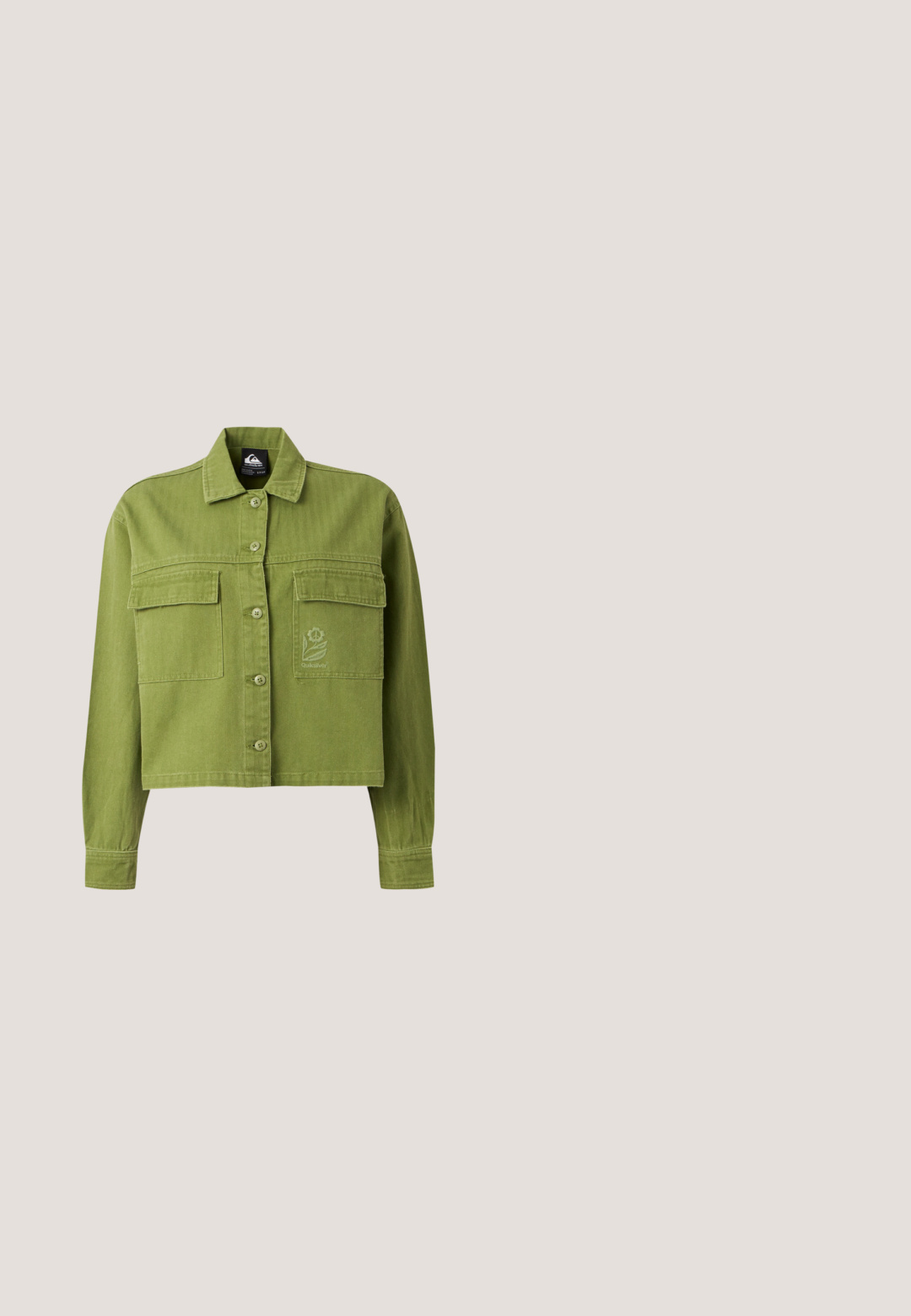 Olivengrøn cropped jakke med knapper, lange ærmer, to forlommer med klap og et lille broderet blomsterlogo på højre lomme.; Lysegrøn kortærmet T-shirt med et bølge- og blomstermotiv, der har brandnavnet "ROXY" i hvidt. Blødt bomuldsstof.; Sorte blomstrede bukser med store hvide, orange og brune blomster, med et løst, bredt ben-design og blødt, letvægtsstof.; Afslappet lavsko med beige og hvide ternet stofoverdel, beige snørebånd og tyk riffelrande lys brun gummisål.; Grøn mulepose med tekstureret, krøllet stof og brede håndtag, vist mod en ensfarvet lys baggrund.; Sølvkæde med vedhæng i uregelmæssig perle, glat tekstur og minimalistisk design uden yderligere pynt.
