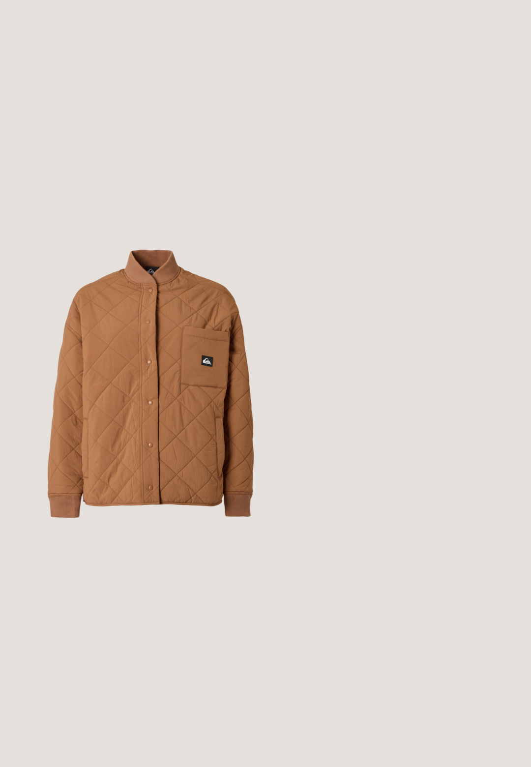 Veste matelassée marron avec boutons-pression, col et poignets côtelés, et une grande poche avec un patch logo noir sur la poitrine gauche.; Sweat-shirt couleur crème avec un col rond, des poignets et un ourlet côtelés, arborant un petit logo bleu sur le côté gauche de la poitrine. Texture de tissu douce.; Chemise manches longues bleu marine avec col rond et logo fleur blanche avec le texte "Quiksilver" sur la poitrine gauche.; Jupe longue extérieure beige avec poches avant, ceinture intégrée et logo The North Face sur le côté droit.; Baskets noires en toile avec une semelle blanche, présentant un design découpé et une sangle en boucle dorée. Portées avec un pantalon de survêtement rose.; Sac cabas en maille noire avec une base rectangulaire et une bandoulière unique, comportant le texte « Mads Nørgaard Copenhagen » à l'avant.