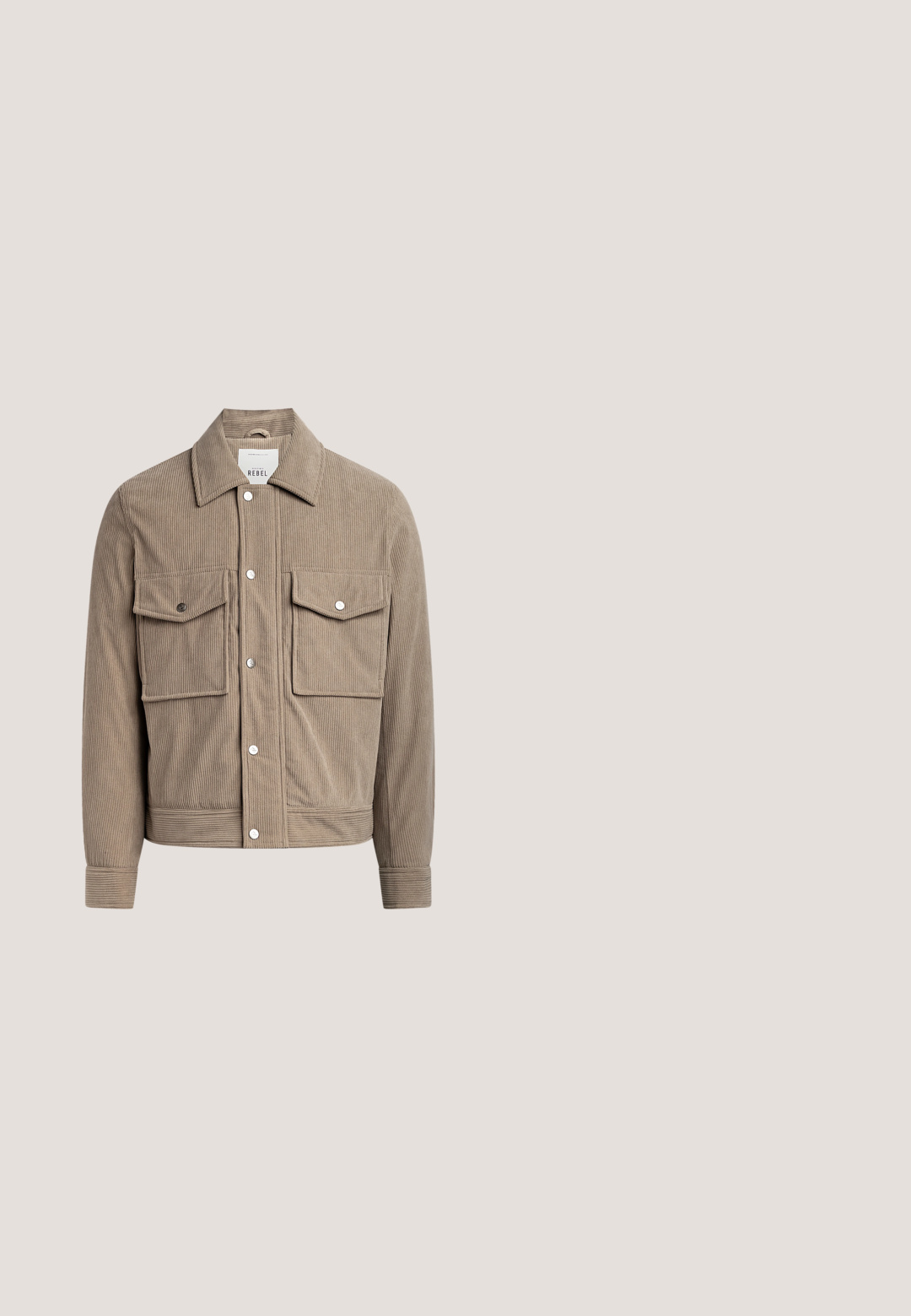 Tannfarbige Cordjacke mit Knopfverschluss, zwei Brusttaschen und gerippter Struktur. Verfügt über metallene Druckknöpfe und einen Kragenhals.; Beige langärmliges Sweatshirt mit Rundhalsausschnitt, gerippten Bündchen und Saum, mit dezent erhabener "ORIGINALS"-Beschriftung auf der Brust.; Hell olivgrünes T-Shirt mit kurzen Ärmeln und Rundhalsausschnitt mit dem Text "ORIGINALS COPENHAGEN" auf der linken Brust.; Hellblaue, ausgewaschene Jeans mit lockerer Passform, die große Vordertaschen und kontrastierende Nähte aufweisen. Der Stoff hat eine weiche, abgetragene Textur.; Braune Leder-Schnürstiefelette mit dickem, robustem Profilsohle und Metallösen, Seitenansicht vor einem schlichten hellgrauen Hintergrund.; Kleine beige Umhängetasche mit vorderer Reißverschlusstasche, metallischem ALDO-Logo, verstellbarem breitem Riemen und abgerundeter rechteckiger Form vor weißem Hintergrund.