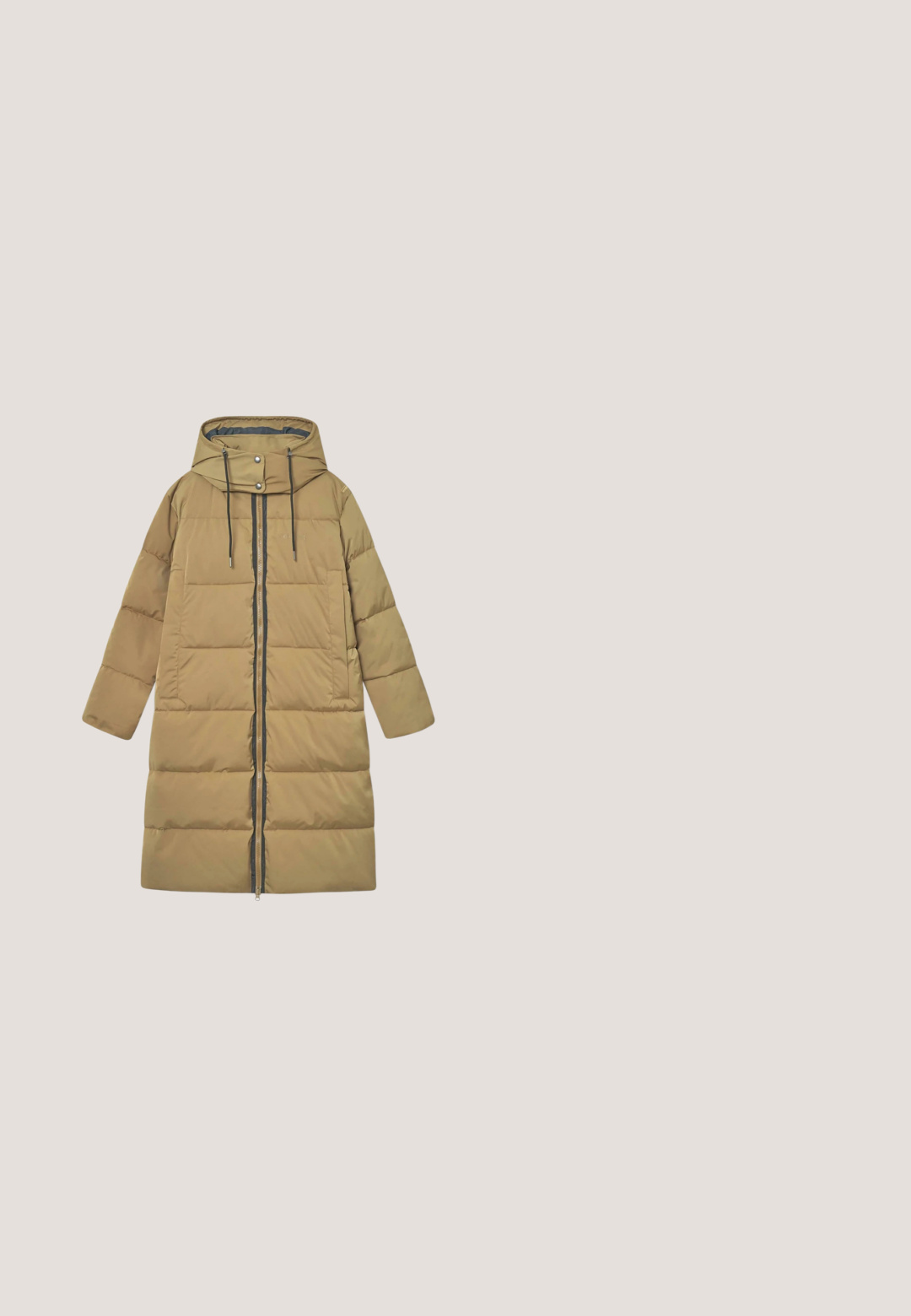 Langer Puffer-Mantel in Beige, mit hohem Kragen, Reißverschluss vorne, großen Taschen und Kordelzugkapuze. Glatte, gequiltete Textur.; Beiger Pullover mit langen Ärmeln und V-Ausschnitt sowie geripptem Kragen, aus weichem Strickstoff, für Frauen entworfen.; Langärmliges weißes T-Shirt, aus weichem Material gefertigt, mit einem Rundhalsausschnitt und einer taillierten Form, die minimale Nähte aufweist und keine sichtbaren Muster oder Akzente hat.; Weite Denim-Jeans in Dunkelblau, mit klassischem Fünf-Taschen-Design, Knopfverschluss und subtilen Used-Effekten an den Oberschenkeln.; Brauner Wildleder-Ankle-Boot mit runder Zehenpartie, Fleece-Futter und einem dekorativen Knopfdetail an der Seite. Flache Gummisohle.; Braune Handtasche mit Krokodilprägung, zwei langen Griffen, rechteckiger Form, glatter Oberfläche und minimalem Branding auf der Vorderseite.