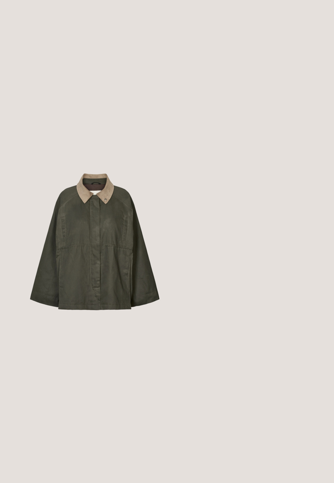 Dunkelgrüne Jacke mit weiten Ärmeln und beigem Cordkragen, Vordertaschen und verdecktem Knopfverschluss.; Dunkelbrauner gestrickter Kurzarm-Pullover mit rundem Ausschnitt sowie Rippbündchen an Ärmelenden und Saum, mit dem Etikett "Kaffe" innen am Kragen.; Schwarze, weit geschnittene Hose mit hohem Bund, vorderen aufgesetzten Taschen, Gürtelschlaufen und Knopfverschluss.; Braune und weiße Kuhfell-Print-Plateausandalen mit einem weichen Obermaterial, abgerundeter Zehenpartie und einer robusten schwarzen Gummisohle. Nahtdetail an der Unterseite.; Braune Wildleder-Umhängetasche mit gerafften Details und gedrehten Griffen, Reißverschluss oben, weiche, abgerundete Form.; Glänzender Goldring mit einem glatten, kräftigen Spiralmuster oben, dargestellt vor weißem Hintergrund.