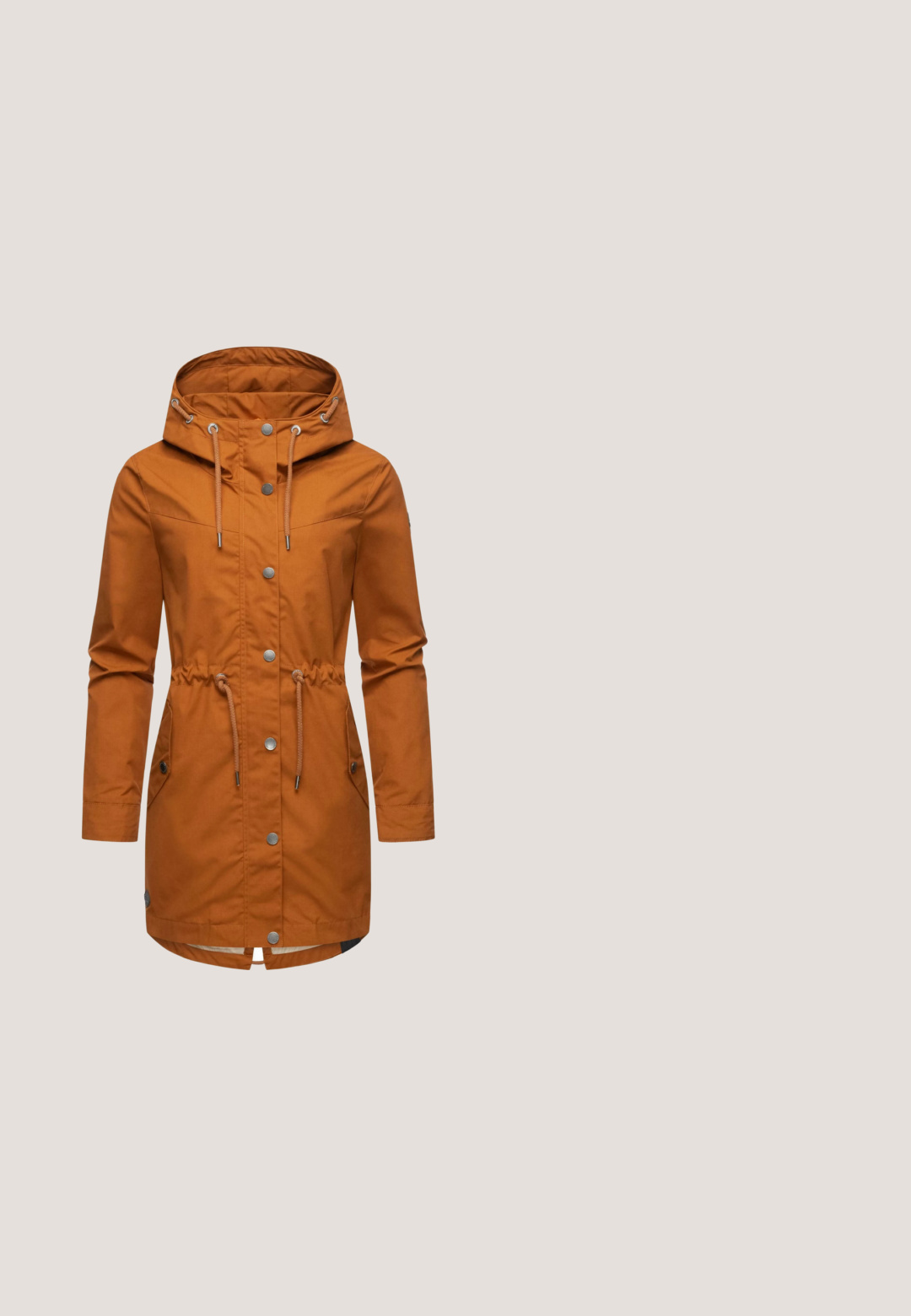 En lang, orange parka-jakke med hætte, snoreliv, trykknapper og to sidelommer med sølvfarvede hardware-detaljer.; Kortærmet V-hals skjorte i rustfarve med beige kant ved halsudskæringen, lavet af blødt stof, vist på en hvid baggrund.; Slanke bukser i et lyst brunt stof med klassisk fem-lommes design, lynlåsgnist og en subtil teksturfinish.; Brun sneakers med tigerstribemotiv, metallisk finish, teksturerede accenter og en glat tåhætte. Har brune snørebånd og en gummisål.; Crossbody taske i tan læder med perforeret øverste sektion, sølvhardware, lynlås lukning og præget "SF" logo på frontpatch.; Delikat guldkæde med skiftevis solide og åbne firkløverformede vedhæng jævnt fordelt langs kæden.