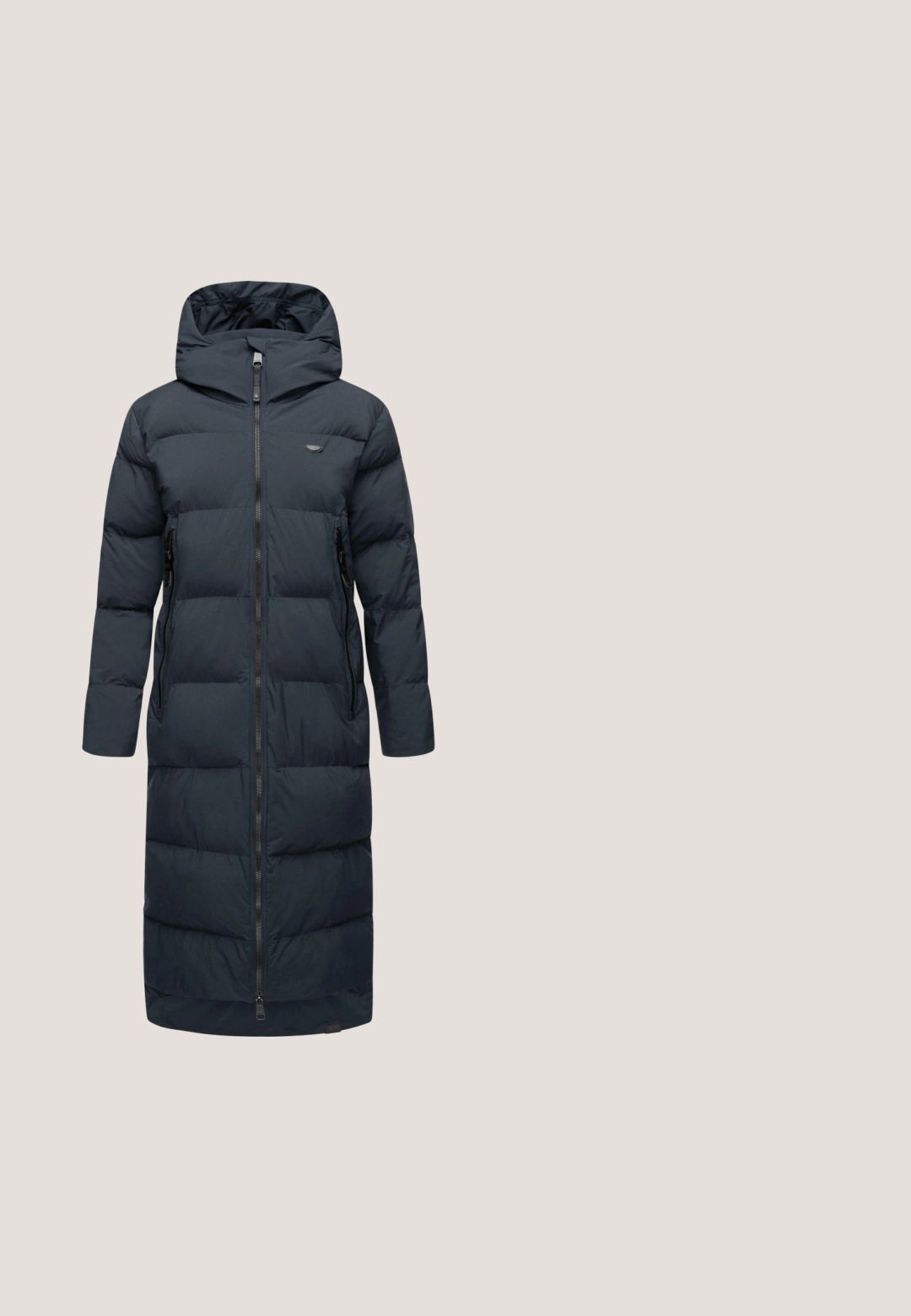 Dunkelblauer, langer Puffer-Mantel mit Kapuze, ausgestattet mit einem durchgängigen Reißverschluss, zwei Fronttaschen, gestepptem Design und elastischen Bündchen.; Gestreifter Langarmpullover in dunkelgrün und Creme. Weicher, dehnbarer Stoff mit Rundhalsausschnitt und enganliegenden Bündchen. Horizontale Streifen auf dem gesamten Pullover.; Türkisfarbene Schlaghose aus weichem Samtstoff mit hohem Bund und glatter Textur, die sich zum Saum hin verjüngt und leichte Öffnungen aufweist.; Graue Wildleder-Ankle Boots mit runder Zehenpartie, niedrigem Profil und strukturiertem Gummisohle. Verfügt über gestickte Akzente und ein weiches Innenfutter.; Schwarze Handtasche mit kurzem Trageriemen und Krokodilleder-Optik, mit Reißverschluss oben.; Silberne Kettenarmband mit drei rechteckigen klaren Kristallen, ausgestattet mit einem Toggle-Verschluss und einem YOKOAMii-Tag. Glatte Textur und polierte Oberfläche.