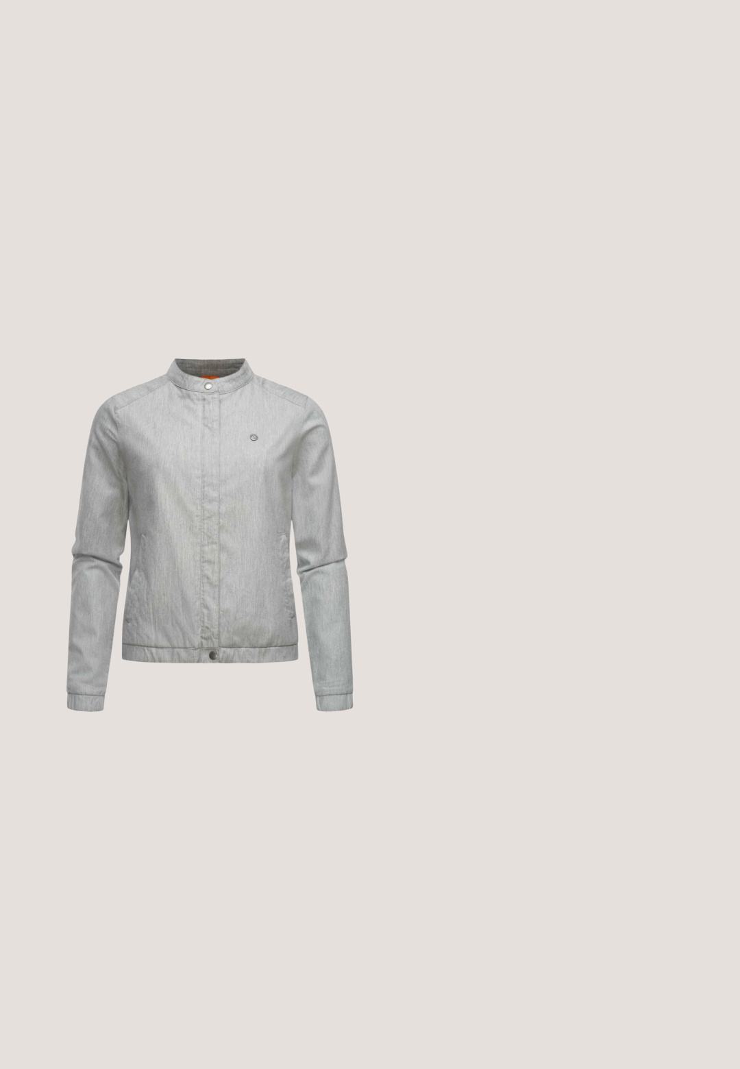 Chaqueta bomber gris claro con un collar alto, cierre delantero de botones a presión y dos bolsillos laterales. Presenta una textura sutil y un acento de logo.; Polo de manga corta con rayas horizontales en gris y blanco y un pequeño cuello en V con una etiqueta que dice "Cecil" en el interior.; Pantalones cortos de algodón gris con dobladillos enrollados, que cuentan con un cinturón trenzado blanco y acentos de cuero marrón. Detalles de costura visibles en la tela.; Zapatillas de deporte plateadas con purpurina y detalles en blanco, punta redonda, cordones y logo en el costado. Suela de goma con un acabado texturizado.; Bolso bandolera de cuero gris claro con correa ajustable, borla decorativa y un bolsillo frontal con cremallera y lengüeta.; Pulsera de puño abierta de plata con un diseño de cuerda retorcida y superficie interior pulida y lisa.