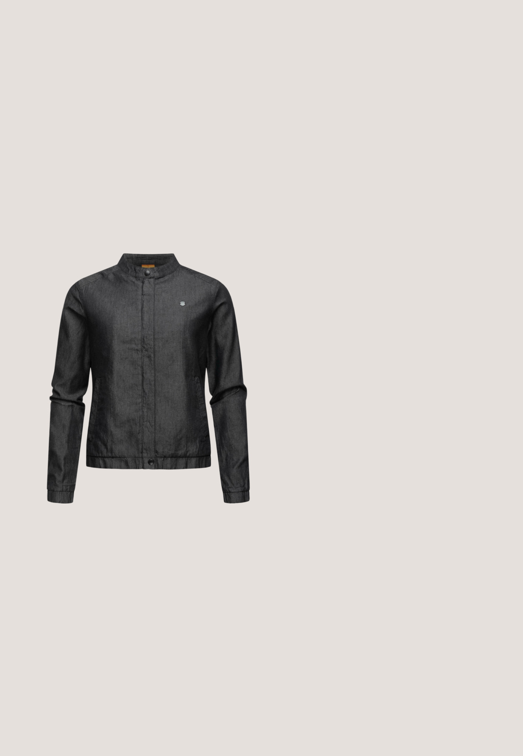 Zwarte spijkerjack met een drukknoopsluiting, staande kraag, lange mouwen en elastische manchetten. Voorzien van een klein logo op de borst.; Zwart blouse met korte mouwen, een ronde halslijn en een verstelbaar trekkoord aan de zoom aan de rechterkant.; Zwarte broek met hoge taille, brede uitlopende pijpen, riemlussen en een voorzijde met knoop- en ritssluiting.; Zwarte leren kniehoge laarzen met een veterfront, een rits aan de zijkant, een robuuste zool met profiel en logodetail op de hak.; Zwarte rechthoekige zonnebril met donkergrijze lenzen. Mat plastic montuur met gebogen pootjes. Branding op de poot in witte tekst.; Zwarte leren schoudertas met een plat ontwerp, goudkleurige hardware en een omslagsluiting. Verstelbare riem voor veelzijdigheid.