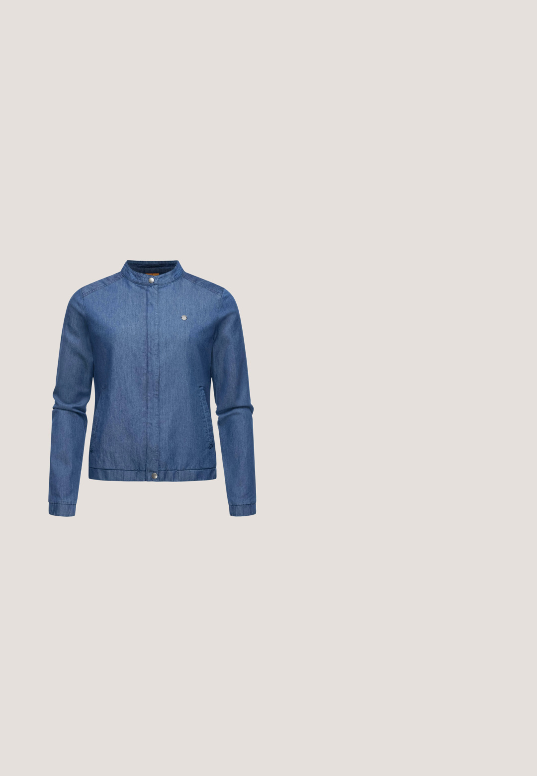 Denimjacke in Blau mit Stehkragen, Druckknopfverschluss vorne, Seitentaschen und langen Ärmeln. Glatte Textur und minimalistisches Design.; Hellblaues T-Shirt mit kurzen Ärmeln, Rundhalsausschnitt, geradem Saum und kleinem Markenlabel an der Innenseite des Halsausschnitts.; Blaue Jeans im Flared-Stil mit mittelhoher Taille, ausgestattet mit Ziernähten, zwei vorderen Taschen und einer hinteren Paspeltasche.; Blaue Denim-Sneaker mit weißer Blumenstickerei, strukturierter Seilmittelsohle und weißen Schnürsenkeln. Flache Gummilaufsohle. Niedrig geschnittenes Design.; Dunkelgraue, gewebte Ledertasche mit breiter, dreieckiger Form und einer einzelnen Grifföffnung oben in der Mitte.; Hellblaues rundes Perlenarmband mit Verschluss in Roségold und verstellbarer Kette vor weißem Hintergrund.