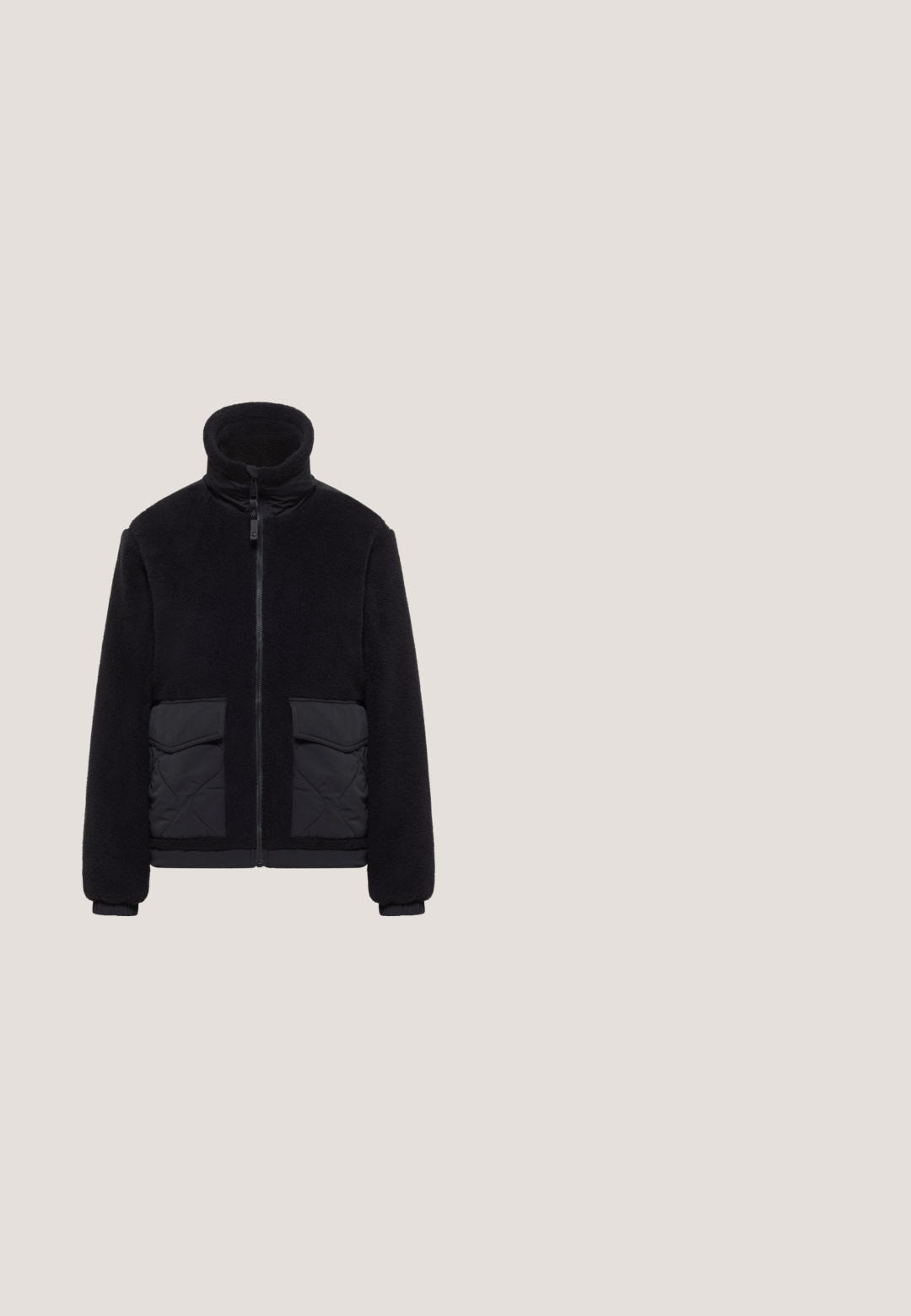 Schwarze Fleecejacke mit hohem Kragen, Frontreißverschluss und zwei kontrastierenden, gesteppte Taschen. Weiche Textur, elastische Bündchen und eine lockere Passform.; Schwarzer Sweatshirt aus weichem Material, mit rundem Halsausschnitt, überschnittenen Schultern und gerippten Bündchen in einem lässigen Schnitt.; Schwarzes Rollkragenshirt aus weichem, dehnbarem Material. Mit langen Ärmeln, enger Silhouette und hohem Kragen. Ohne Muster oder Verzierungen.; Dunkelgraue Jogginghose aus weichem Material, mit elastischen Bündchen, Kordelzugbund und zwei seitlichen Taschen mit aufgestickten Konturen.; Schwarzer Sportschuh mit atmungsaktivem Mesh-Obermaterial und strukturierten Überzügen. Verfügt über eine gepolsterte Sohle und verstellbare Schnürsenkel für eine sichere Passform.; Schwarze gepolsterte Tragetasche mit zwei robusten Griffen, ausgestattet mit einer Fronttasche und einer glatten Oberfläche. Logo auf der Vorderseite sichtbar.