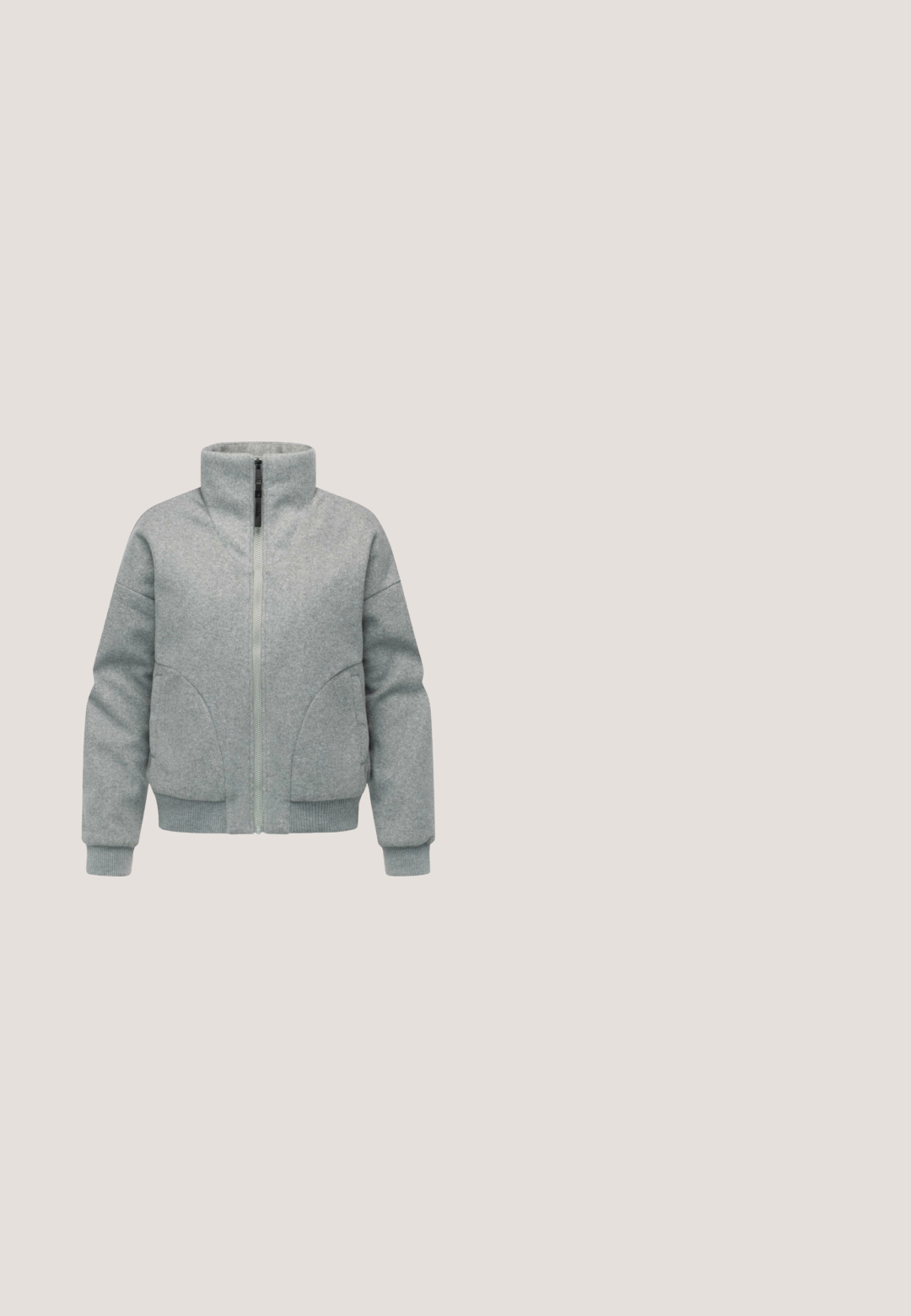 Veste grise zippée en tissu texturé, dotée d'un col montant, de poches avant et de poignets et ourlet côtelés.; Pull en maille gris clair avec un col rond, des épaules tombantes et un ourlet côtelé. Texture douce et coupe décontractée.; Coster Copenhagen T-shirt à manches longues - gebroken wit; Long Tall Sally CUFFED DRAWSTRING JOGGERS - GREY - Pantalon de survêtement - grey; Bottine en suede grise avec un bout arrondi, doublure douce et semelle en caoutchouc texturée avec un profil en zigzag. Détail de couture sur le côté.; Sac fourre-tout en peluche gris avec des anses courtes et un petit porte-clés en fourrure beige fixé en haut à l'avant.