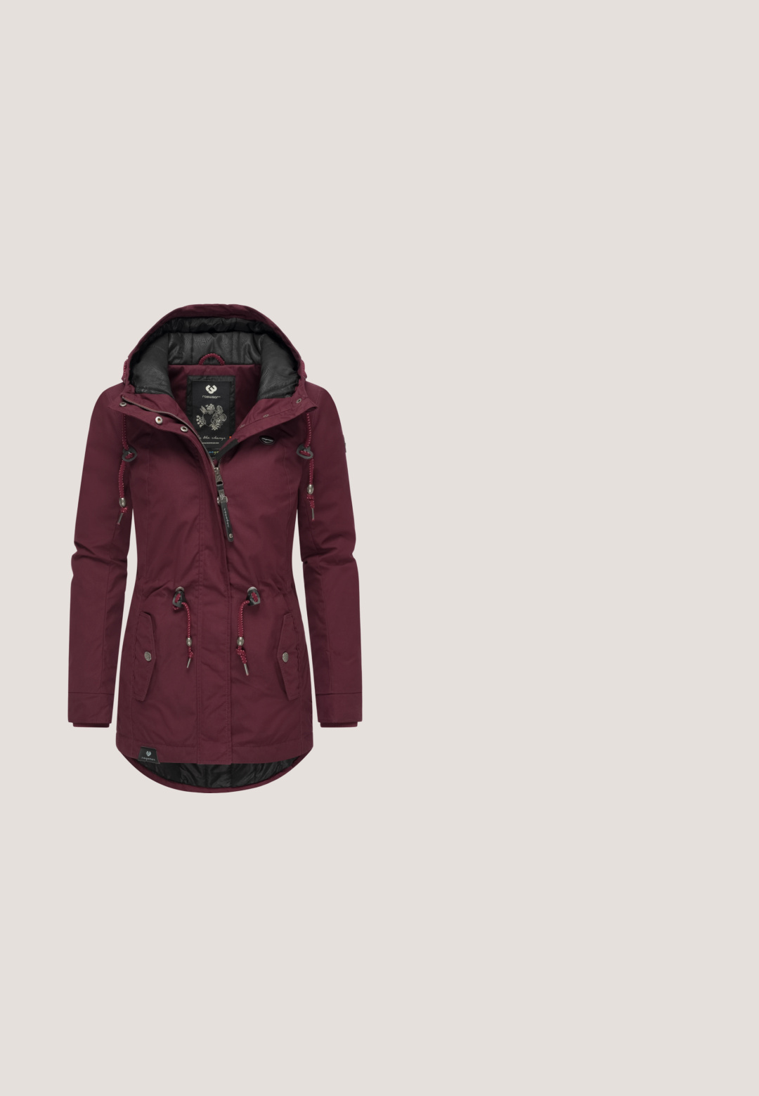 Burgundy naisten takki, jossa on vetoketjullinen etuosa, säädettävät narut hupussa ja vyötäröllä sekä kaksi sivutaskua. Vuorattu sisäosa.; Viininpunainen fleece-pulloveri korkealla kauluksella, puolivetoketjulla edessä ja kontrastivärisellä tummalla reunuksella. Sivutaskuissa painonapit.; Lyhythihainen t-paita, jossa on tasainen sininen väri, pyöreä kaula-aukko, pehmeä materiaali, rento malli, ei kuvioita tai metalliosia.; Tummansinisen farkkukankaiset leveälahkeiset housut korkealla vyötäröllä, joissa on etutaskut, etusaumojen yksityiskohdat ja oranssit ompeleet.; Mustat nahkasaappaat nilkkapituudella, joissa on joustavat sivupaneelit, joissa on vaaleanbeige- ja oransshireunat; teksturoitu kumipohja.; Pieni tummanpunainen käsilaukku mustilla kuvioiduilla kahvoilla ja irrotettavalla hihnalla, jossa musta etiketti ja valkoinen "marimekko"-teksti.