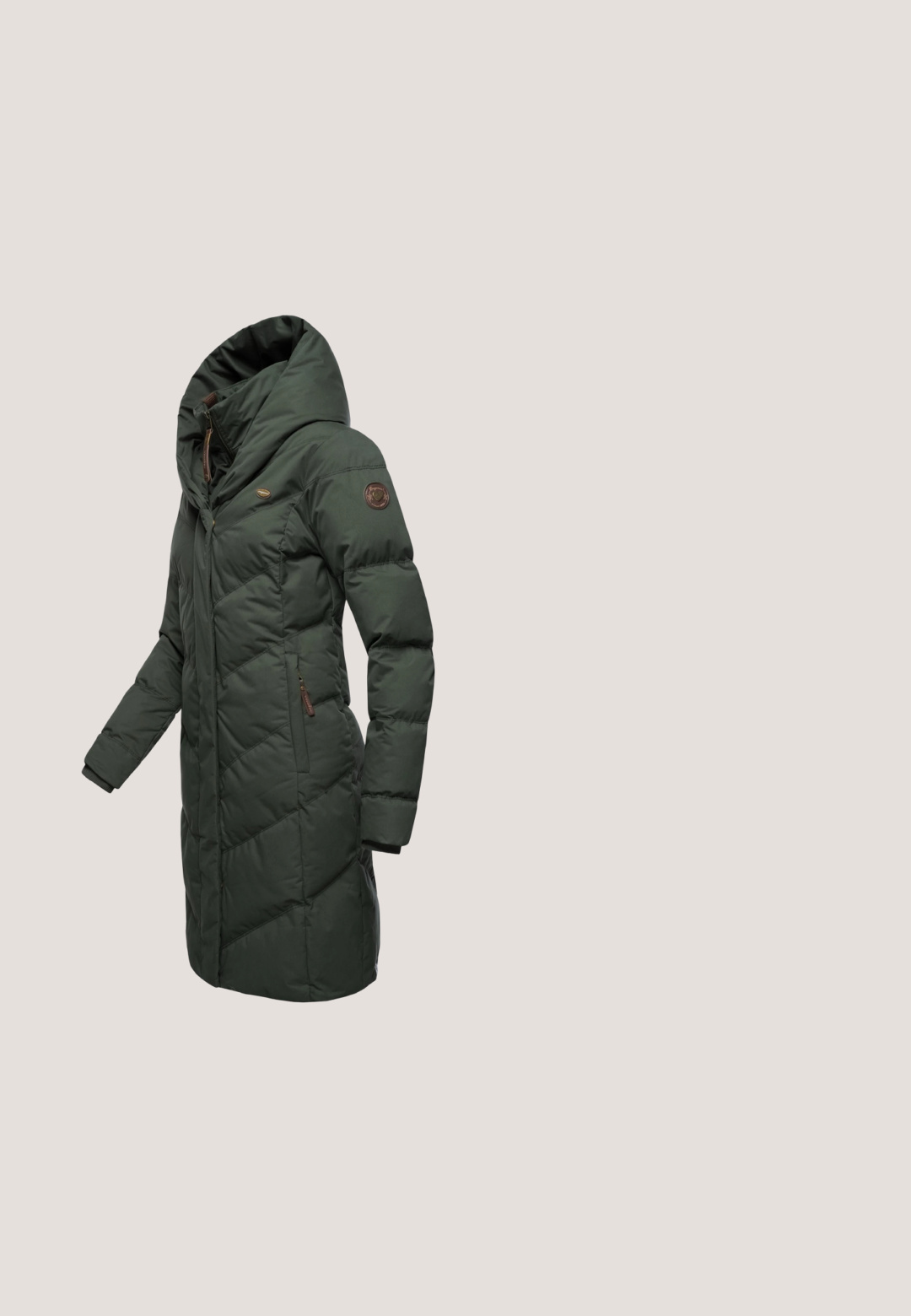 Groene gewatteerde jas met capuchon, voorzien van een doorgestikt ontwerp, ritssluiting aan de voorkant en zijzakken. Zachte, gladde stof met een matte afwerking.; Grijze hoodie met een V-hals, gestructureerde stof, trekkoorden met leren accenten, en ribgebreide manchetten en zoom.; Langarmshirt van zachte, gedempte groene katoen. Heeft een brede halslijn en een losse pasvorm. Soepele textuur met minimale naden.; Donkergrijze spijkerbroek met rechte pijpen, voorkeisen en een knoopsluiting. Het materiaal heeft een soepele textuur en minimale hardwareaccenten.; Hoge sneakers van donkerbruin leer met witte veters, zijrits en rubberen zool. Heeft textuuraccenten en logo-detail.; Grijze draagtas met een voorvak met ritssluiting, dubbele handvaten, glad materiaal en een blauw labeldetail. Eenvoudig, gestructureerd ontwerp.