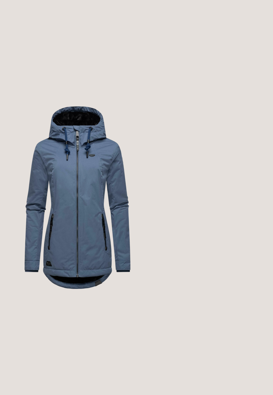 Lichtblauwe jas met capuchon, ritsluiting en trekkoord. Beschikt over twee zijzakken met ritsen en een zachte, donkere binnenvoering.; Lichtblauw shirt met lange mouwen met dunne horizontale witte strepen, ronde halslijn en kleine tekst nabij de onderste linker zoom.; Lichtblauwe high waist recht gesneden spijkerbroek met knoop- en ritssluiting aan de voorkant, voorzakken en subtiele verweerde details.; Lichtblauwe sneaker met metallic zilveren accenten, lederen bovenwerk en rubberen zolen. Voorzien van platte veters en stijlvolle stikseldetails.; Lichtblauwe gestructureerde handtas met dubbele handgrepen, afneembare schouderriem en decoratieve bruine ovale hanger aan een beige koord.; Zilveren ketting met een vlinderhanger en bijpassende zilveren stud oorbellen, beide versierd met kleine heldere kristallen op een witte achtergrond.