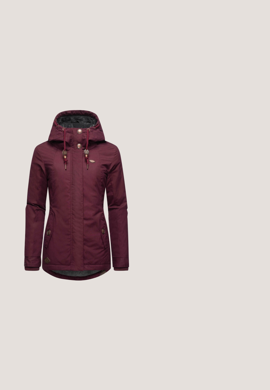 Burgunderfarbene Jacke aus strukturiertem Stoff mit einer Kordelzugkapuze, zwei Fronttaschen und bronzefarbenen Hardware-Akzenten. Innenfutter aus Fleece.; Burgunderfarbenes Sweatshirt mit einem geometrischen weißen Sternmuster. Rippkragen und -bündchen. Weiche Textur und lockere Passform.; Dunkelgraue Jogginghosen mit elastischem Bund, verstellbarem Kordelzug und zwei Fronttaschen in schmal zulaufendem Design.; Sneaker mit niedrigem Schaft, weißer Basis, schwarzem und pinkem Leopardenmuster, schwarzen Schnürsenkeln, dicker weißer Sohle mit schwarzen Streifen und strukturierter schwarzer Außensohle.; Hellviolette gesteppte Umhängetasche mit schwarzem verstellbarem Riemen und silbernem Reißverschluss, mit kleinem Markenlogo vorne in der Mitte.; Goldring mit einem gedrehten Design, der mit einer glatten pinken Emaille-Einlage ausgestattet ist. Der innere Ring ist mit "925" gestempelt, was auf den Silbergehalt hinweist.
