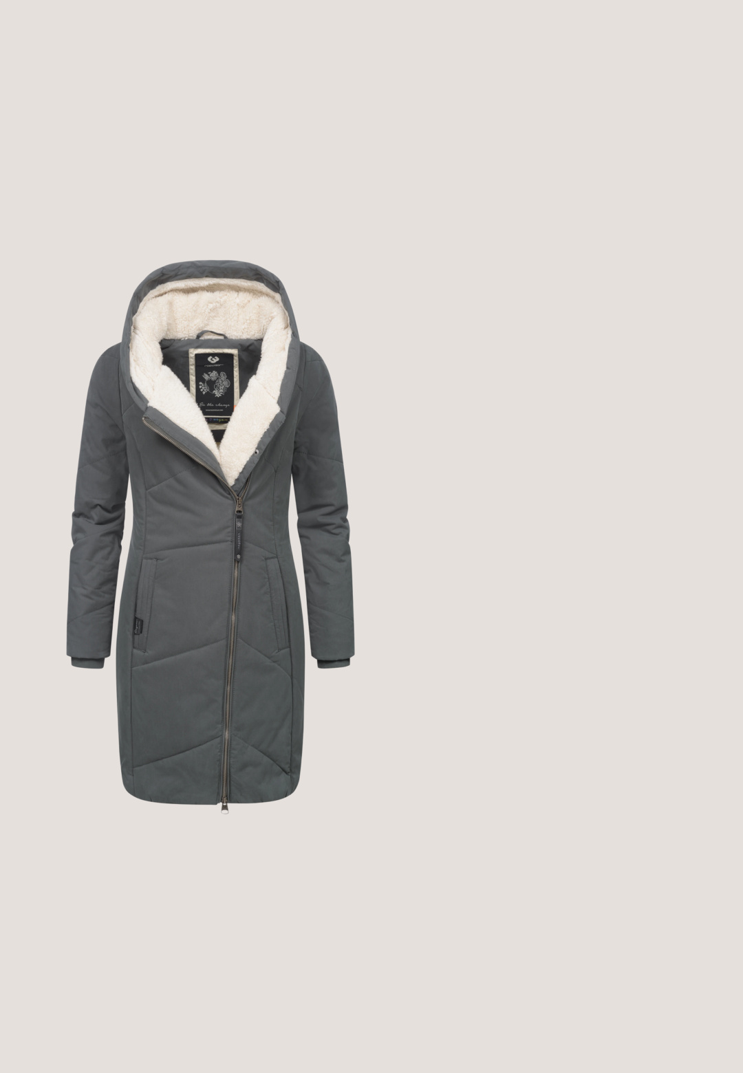Manteau à capuche gris avec fermeture éclair, doublé de fausse fourrure douce. Présente une texture matelassée, des poches latérales et une étiquette distincte à l'intérieur.; Sweat à capuche bleu foncé à manches longues avec poche kangourou, col montant à cordon et logo "SWEDEMOUNT" sur la poitrine et la manche, fond uni.; T-shirt bleu marine ajusté à manches courtes avec col rond, doté d'un logo papillon blanc et du texte "felicious" sur la poitrine.; Pantalons larges bleu marine en tissu doux, dotés d'une fermeture à boutons à l'avant, de passants de ceinture et de deux poches latérales. Texture lisse.; Chaussure de sport noire en cuir et mesh, avec un bout rond, un système de laçage et une semelle en caoutchouc blanc.; Pochette noire rectangulaire avec poche avant zippée, bracelet beige avec perles bleues et petit logo "BIMBA Y LOLA".