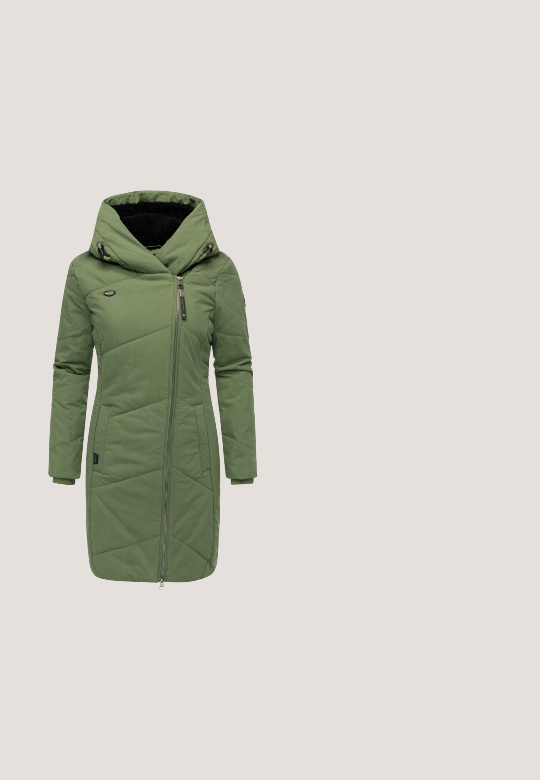 Grøn isoleret frakke med lynlås foran, stor hætte og elastiske manchetter. Har diagonalt quiltet mønster og sidelommer. Sort foer er synligt.; Lyse myntegrøn højhalset sweater lavet af blødt strikmateriale. Har lange ærmer, en tætsiddende pasform samt ribkanter ved kraven og kanten.; Grøn strikket kjole med lange ærmer, rund halsudskæring og ribbede manchetter. Har et lille logo-mærke nær kanten.; Sorte snørebukser i ankelstørrelse lavet af læder med en tekstureret overflade, gummisåle og en løkke på hælen til nem påtagning.; Grøn nylon skuldertaske med en lynlåslomme foran, justerbar rem og glat tekstur. Har et diskret logo nederst foran.; Guldøreringe med to turkise striber. Glat, reflekterende overflade med en rund form og sikker bagkrogslukning.