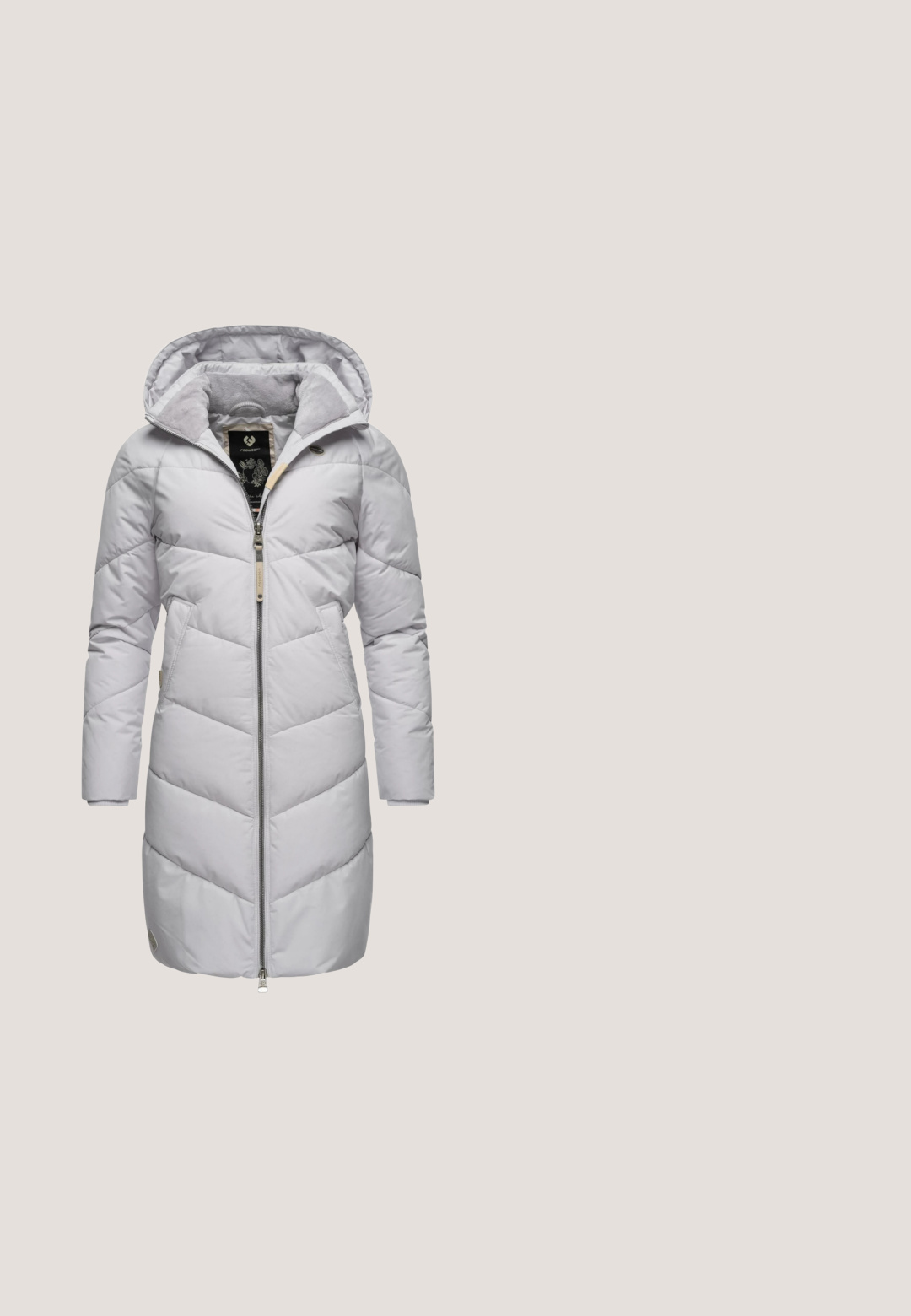 Lysegrå pufferjakke med hætte, med hvervet lukning, chevron-syning og frontlommer. Blød indvendig foring og logo-detalje.; Hvid strikket sweater med rund halsudskæring og lange ærmer, der har et struktureret kabelmønster og en tætsiddende kant. Brandmærket er synligt indeni.; Hvid t-shirt med korte ærmer lavet af struktureret stof, med rund halsudskæring og opsmøgede manchetter. Litet logo near kanten.; Lys blå, vide jeans lavet af denim. Har en standard talje, forlommer og en lynlås med knaplukning.; Tamaris ELEGANTE CHELSEA - Plateaustøvletter - camel; Tan taske lavet af tekstureret materiale med to robuste stropper med sølvspænder og en afrundet topåbning. Ingen synlige logodetaljer.