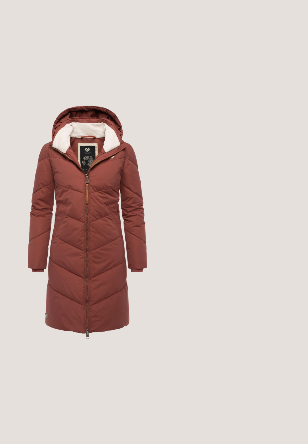 Abrigo largo burdeos tipo puffer con capucha, que presenta patrones acolchados, cremallera frontal y forro de vellón en el cuello para mayor calidez.; Suéter de cuello alto de punto en suave melocotón, con patrón de cable texturizado, mangas largas y una etiqueta de marca tejida en el dobladillo.; Jeans de mezclilla azul oscuro con un lavado desgastado, detalles ligeramente desgastados, diseño de cinco bolsillos y corte recto.; Botines de ante marrón con borde de piel de fur, presentando un detalle de botón lateral. La suela gruesa y estriada proporciona estabilidad y comodidad.; Bolso grande y suave en color melocotón con parte superior fruncida, base plana, asas beige, detalles metálicos y un cordón trenzado azul para el cierre.; Pendientes de oro rosado que presentan un pequeño botón con una piedra preciosa clara y una cadena larga y delicada que cuelga por debajo. Diseño sencillo y elegante.