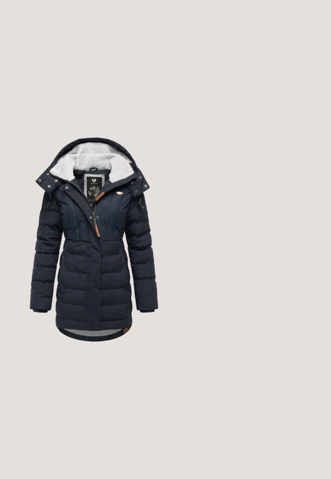 Parka de invierno acolchada azul marino con forro de piel sintética, cierre frontal con cremallera, capucha ajustable y detalles de cuero en la cremallera y el dobladillo.; Oxmo OMAYA - Sudadera - insignia blue; Vaqueros de mezclilla azul oscuro con un ajuste clásico skinny. Incluyen cinco bolsillos, cremallera y un sutil efecto de desgaste para dar textura.; Bota aislante azul hecha de tela brillante, con un borde fruncido en la parte superior, cierre de cremallera y una suela de goma negra texturizada con surcos profundos.; Hedgren NOVA GALACTIC SCHULTER 43 CM - Bolso shopping - navy cosmos; Pendientes de aro de plata con un colgante de gema facetada en forma de lágrima en tonos azules y verdes, con un acabado pulido y un diseño simple.