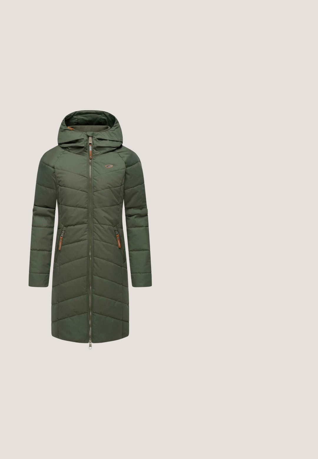 Veste isolée verte avec une capuche, design matelassé vertical, fermeture éclair avant et deux poches latérales zippées avec des accents marron.; Pull en tricot vert avec un col rond, des poignets et un ourlet côtelés. Présente un motif texturé subtil sur l'ensemble.; Robe tricotée verte à manches longues, col rond et poignets côtelés. Présente une petite étiquette de logo près de l'ourlet.; Rieker Baskets basses - vert; Sac bandoulière rectangulaire vert olive avec sangle réglable et fermeture éclair sur le dessus, avec petit logo de marque en métal sur le devant.; Boucles d'oreilles en or avec des accents en émail vert, présentant un design incurvé avec trois lignes parallèles et un mécanisme de fermoir sûr.