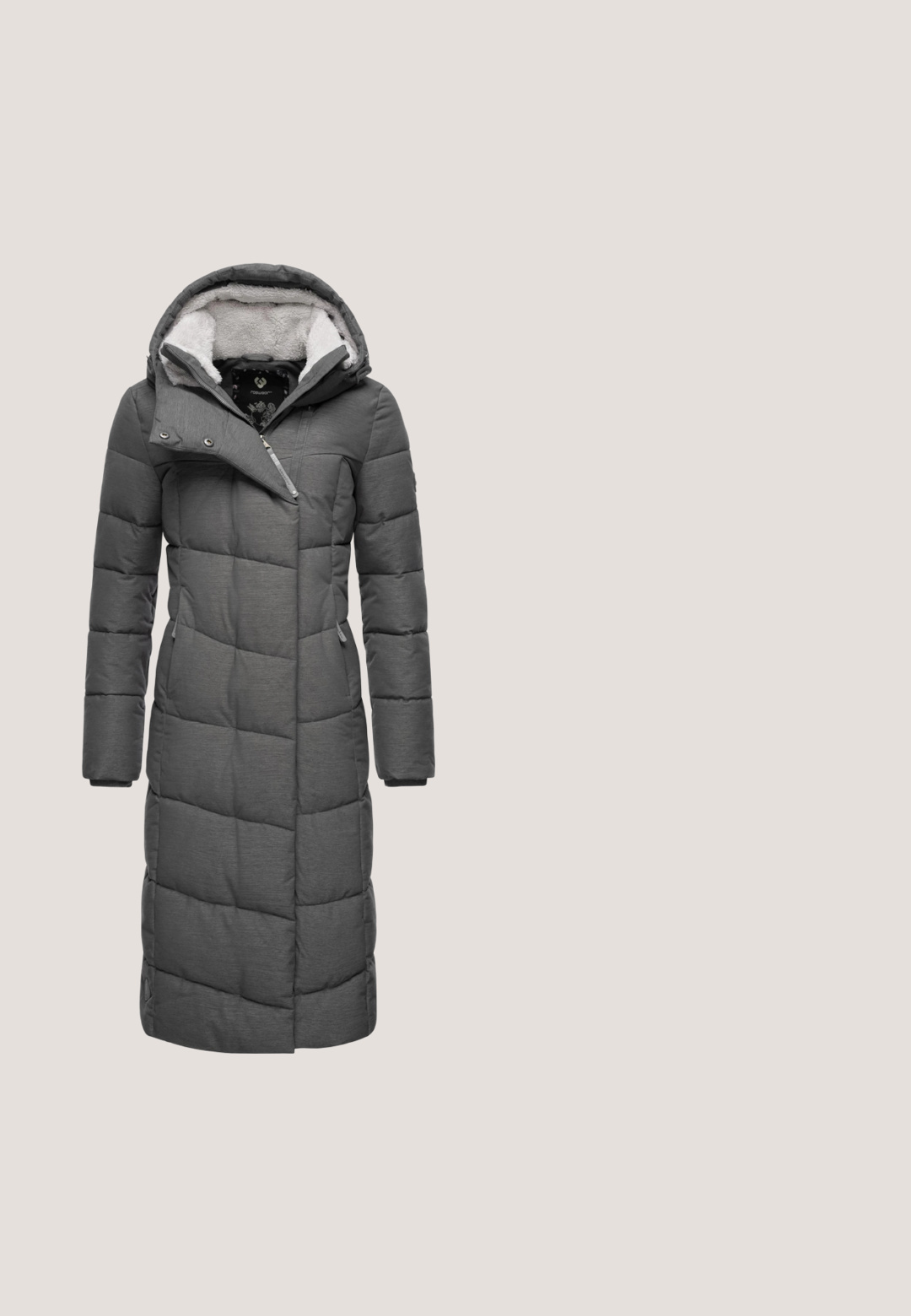 Grauer Steppmantel mit einem mit Fleece gefütterten Kapuzen, langer Silhouette, gestepptem Muster und einem Reißverschluss vorne, mit Druckknopfdetails und Seitentaschen.; Hellgrüner Strickpullover in Kurzarm mit Rundhalsausschnitt und umgeschlagenen Ärmelsäumen, mit dem Etikett Street One.; Blaue Jeans mit geradem Bein, vorderen Taschen, Gürtelschlaufen und Knopfverschluss, dargestellt vor weißem Hintergrund.; Graue Sportschuhe mit einem atmungsaktiven Netzobermaterial, strukturiertem Absatz, Schnürdesign und einer dicken weißen Sohle mit einem Dämpfungsmuster.; Hellgraues Lederarmband mit zwei silbernen Reißverschlüssen und abnehmbarem Handgelenksriemen mit schwarzem Rand.; Silberne Armreife mit einem strukturierten Blattsdesign in der Mitte, einem glatten Band und polierter Oberfläche.
