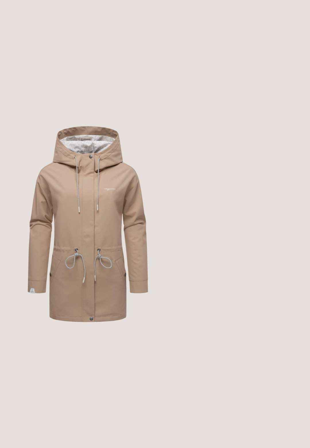 Beige vandtæt jakke med hætte, justerbar snøre i taljen, to sidelommer og lynlåslukning. Foringen har et diskret mønster.; Brun lynlåstrøje med hætte, cremefarvede snore, to forlommer og et lille logo på brystet. Blød stoftekstur og tætsiddende design.; Beige kortærmet dame T-shirt med rund hals og lille brun Oxmo-logo patch på øverste venstre bryst.; Slanke jeans lavet af mørkeblå denim, med en mellemhøj talje, fem lommer og kontrasterende syninger. Glat tekstur med en let stræk.; Brune og lyserøde suede- og lædersneakers med hvid sål, snørebånd og Pepe Jeans-logo på siden, set fra den ydre side.; Taupe skuldertaske med aftagelig rem, dekorative perler på siden, frontlomme og "SURI FREY" logo foran.