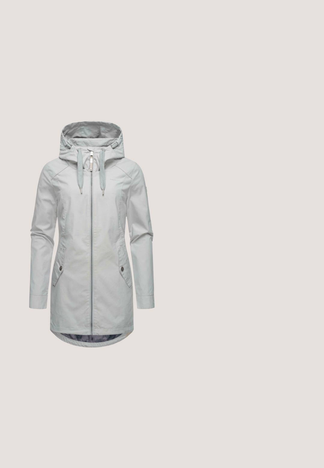 Hellgraue wasserdichte Jacke mit Kapuze, frontalem Reißverschluss, zwei Seitentaschen, verstellbaren Kordeln und einem längeren hinteren Saum. Glatte Textur.; Kurzärmliges, hellblaues T-Shirt mit floralem Design und einem Halbmond-Grafik. Weiche Textur mit entspannter Passform und umgeschlagenen Ärmeln.; Hellgraue Sweatpants aus weichem Stoff, mit einem Kordelzugbund, schmal zulaufendem Bein und Seitentaschen mit dezenten Stickdetails.; Flacher Sneaker mit weißer Sohle, weißem Mesh- und Lederobermaterial, grünen und blauen Wildlederüberzügen sowie weißen Schnürsenkeln, seitlich dargestellt.; Gewebte hellblaue Tote-Tasche mit dunkelgrauen Griffen, rechteckiger Form und genietetem Hardware-Zubehör in der Nähe der Griffe.; Zwei geschichtete Silberketten mit runden und diamantförmigen dekorativen Anhängern auf weißem Hintergrund, die Karabinerverschlüsse zeigen.