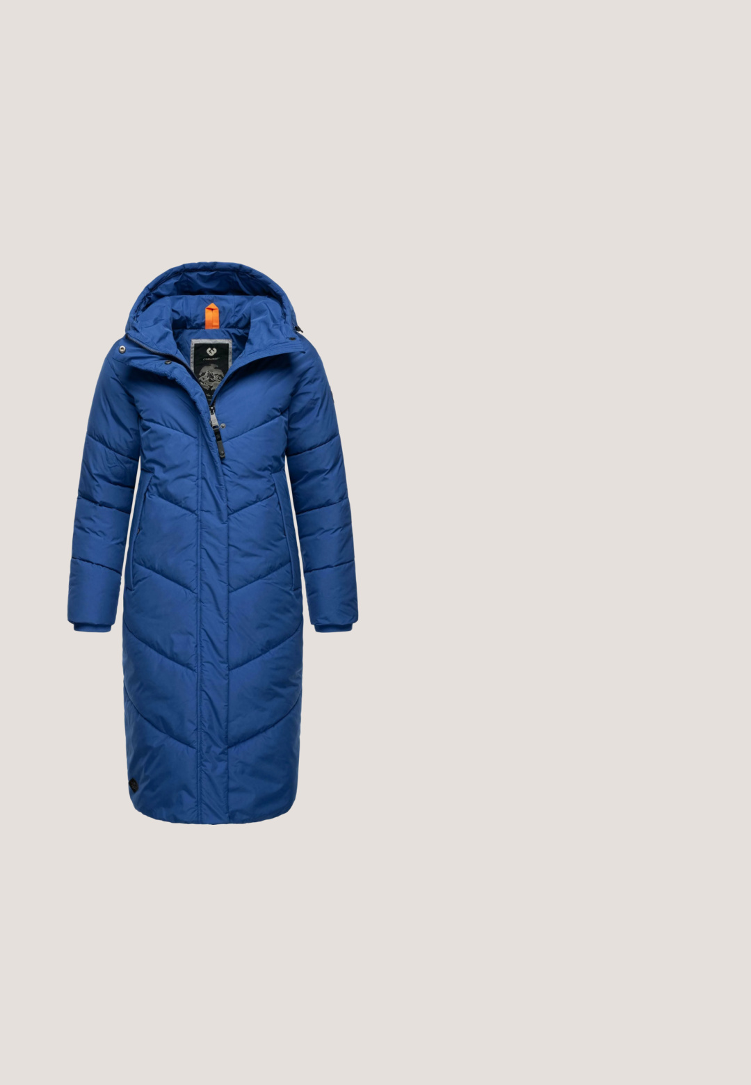 Blauwe gewatteerde jas met een capuchon, voorzien van een rits en drukknoopsluiting, diagonaal gestikte patroon en elastische manchetten. Oranje accent binnenkant van de capuchon.; Zacht lichtblauw gebreide trui met lange mouwen, een ronde hals en geribbelde manchetten en zoom, weergegeven op een witte achtergrond.; Turquoise lange mouw top van zacht materiaal. Kenmerkt zich door een ronde halslijn en een rechte snit met minimale stikseldetails.; Blauwe denim flared jeans met een middelhoge taille, voorzien van stikselaccenten, twee voorkruipzakken en een achterzak met label.; Lichtblauwe sneaker van suede en glad leer, met een gelaagd ontwerp, textuurstiksels en een witte rubberen zool.; Lichtblauwe leren schoudertas met klepsluiting en verstelbare riem, met zijwaartse metalen gespen en minimalistisch ontwerp.