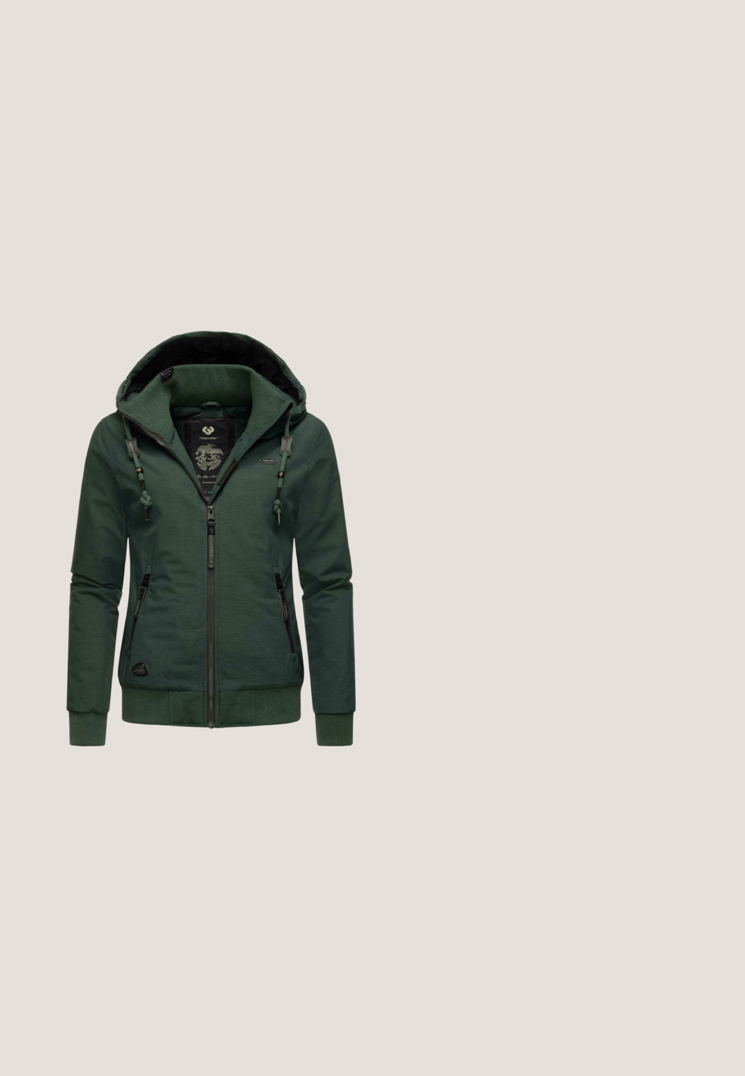 Sudadera verde con cremallera, interior texturizado, capucha ajustable y dos bolsillos laterales con cremallera. Presenta detalles de logo y puños acanalados.; Suéter de mangas largas color marrón claro, hecho de una tela suave, con un cuello redondo y textura acanalada. Diseño sencillo y sin adornos.; Camiseta de manga corta de color verde oliva con cuello redondo, textura acanalada y una pequeña etiqueta blanca en el interior del cuello.; Pantalones informales de color verde oscuro con cintura elástica, cordón, cierre de botón y bolsillos delanteros de parche.; Bota alta de goma negra con acabado texturizado, logo de WODEN en el lateral y suela reforzada con acentos moteados.; Bolso bandolera marrón oscuro con correa ajustable, solapa plegable asegurada por una correa ancha y detalles de hebilla rectangulares rojos.