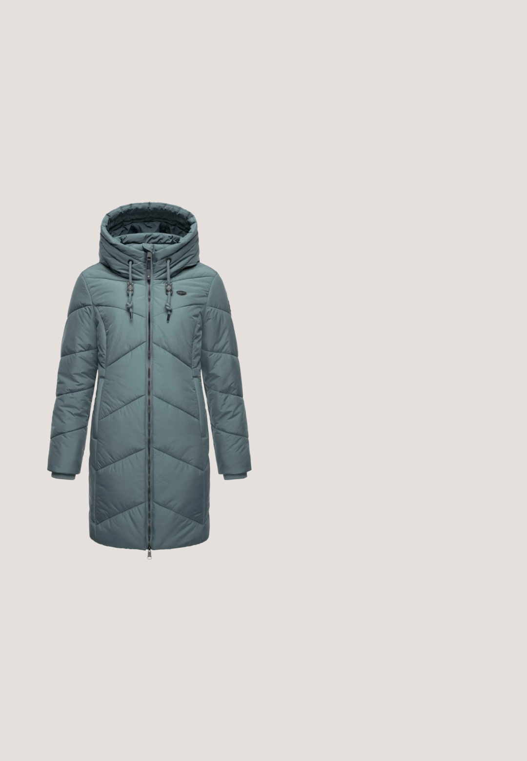 Teal puffy jakke med hætte, der har lynlås foran, justerbare snore og chevron-quiltet mønster. Lavet af et glat, vandafvisende materiale.; Langærmet grå uldsweater til kvinder med rund hals, ribstrikkede manchetter og kant, mærket Selected Femme.; Mørkeblå jeans lavet af denim, med slank pasform, fem-lommers design og metalknaplukning i taljen. Ingen synlig mønster.; Beige sportssko med en mesh-overside med dyreprintdetaljer, en polstret sål og sort gummiydersål for bedre greb.; Skuldertaske i olivengrøn med buet form, glat tekstur, justerbar rem og et logoemblem foran; lukkes med lynlås.; Par polerede sølv øreringe med en glat, let snoet og afrundet design med hængslet lukning.