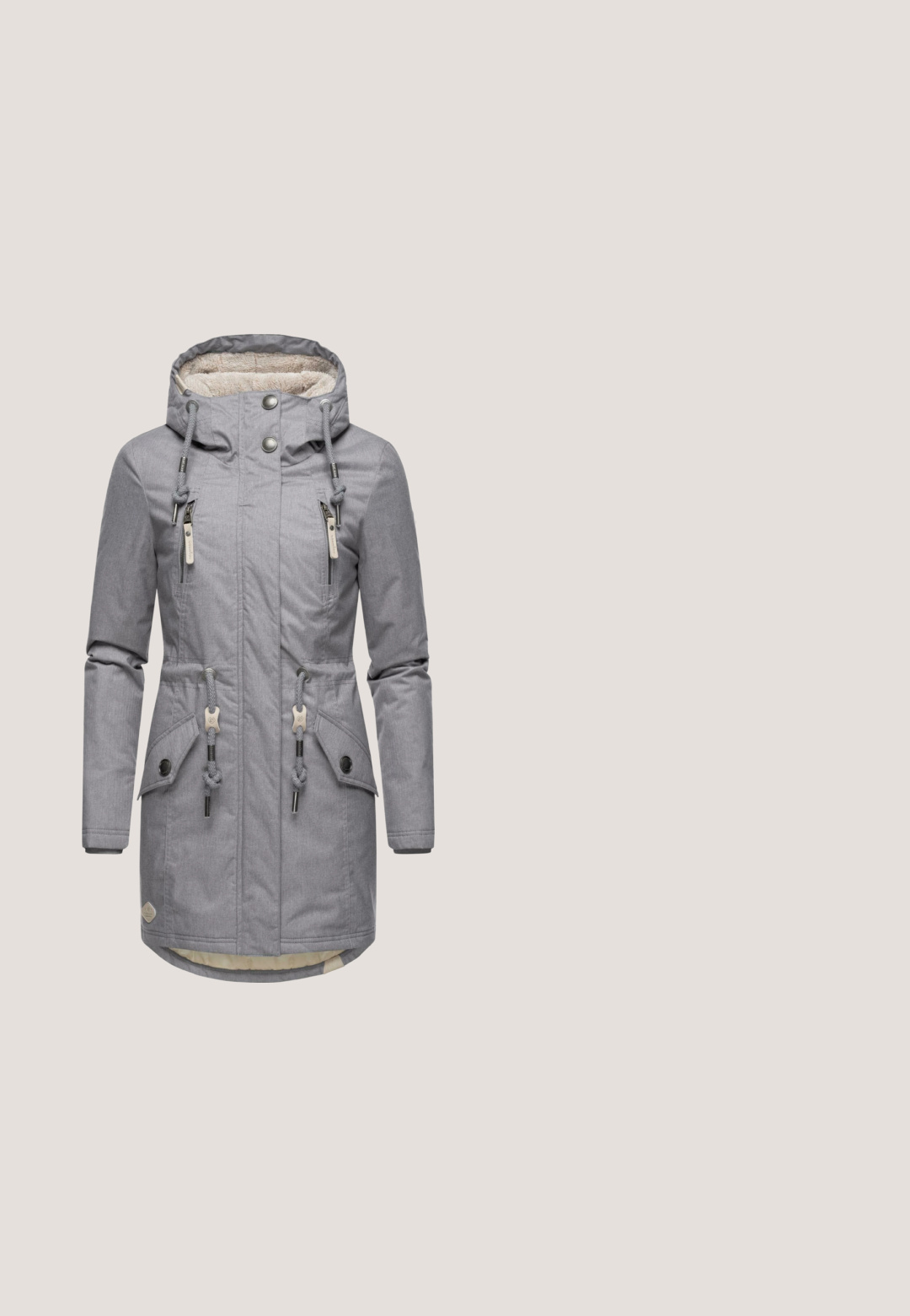Parka gris con capucha, que cuenta con bolsillos con cremallera, cordones y un forro suave. Textura lisa con un interior en contraste.; Sudadera con capucha y cremallera en gris claro, con bolsillos delanteros, capucha con cordón y puños y dobladillo acanalados, mostrada sobre un fondo blanco.; Camiseta de corto de mangas sueltas en un tono gris claro liso, con cuello redondo y dobladillo trasero ligeramente más largo.; Pantalones jogger gris oscuro con cintura elástica, cordones blancos, bolsillos laterales y puños elásticos.; Zapatilla deportiva gris con parte superior de malla y superposiciones sintéticas. Cuenta con una entresuela blanca, patrón de suela hexagonal y cierre de cordones.; Bolso bandolera texturizado en gris con correa ajustable, bolsillo frontal con cremallera, detalle en color amarillo y herrajes en plata. Diseño compacto y ligero.