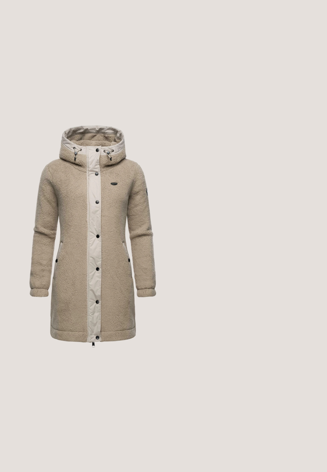 Beige fleece-fodret frakke med en kontrastfarvet beige front, hætte og knapper. Har sidelommer og elastiske manchetter for en tætsiddende pasform.; Sort kortærmet t-shirt lavet af blødt stof. Har en klassisk rund halsudskæring og en lige, afslappet pasform. Ingen synlige mønstre eller accenter.; Sorte læderleggings med høj talje, glat tekstur og tætsiddende pasform fra talje til ankel.; Sorte, polstrede vinterstøvler med rund tå, snørelukning ved kraven og en kraftig, mønstret sål for godt greb. Glat overflade og holdbart materiale.; Grøn patentlæder clutch med lynlåslukning, glat tekstur og håndledsrem for nem bæreevne. Enkel, rektangulær design.; Gyldne hoops øreringe med en glat, poleret overflade og rund form. Den indre kant har en subtil splitdetalje til lukning.