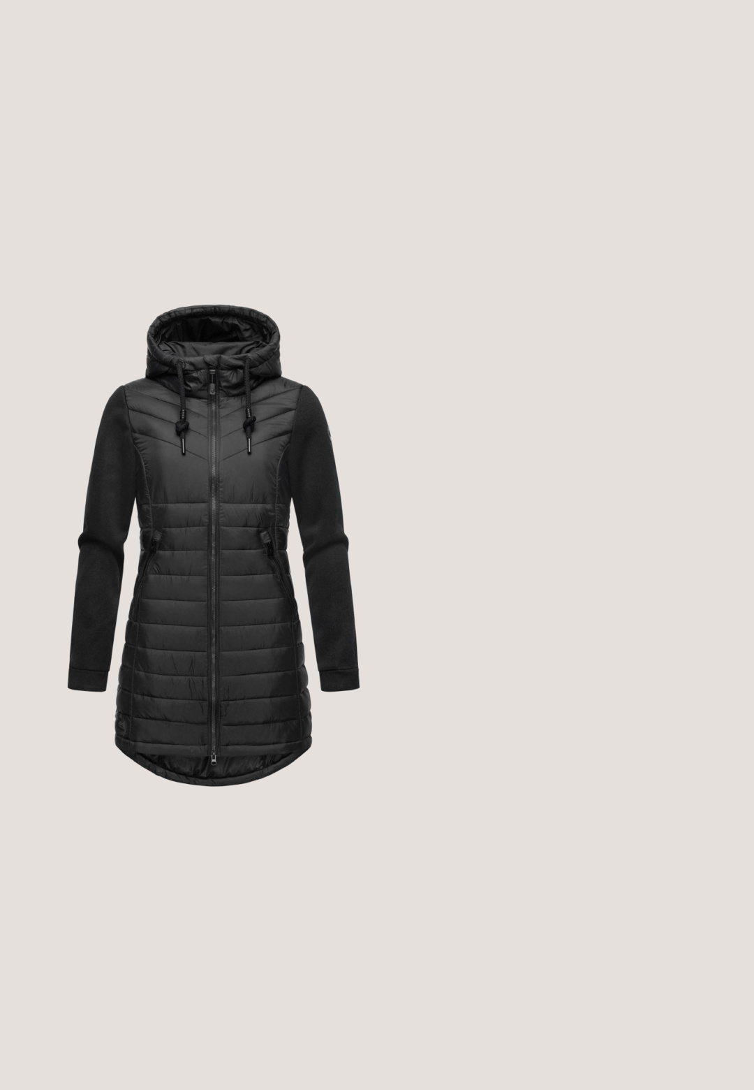 Chaqueta de plumas negra con capucha, frente acolchado y mangas de forro polar, cierre de cremallera y bolsillos laterales. Cuenta con cordones ajustables en la capucha.; Sudadera con capucha negra y cierre de cremallera, con un alto cuello prominente, cordones blancos y detalles en cuero marrón en la capucha y la cremallera.; Camiseta negra de manga corta hecha de una tela suave y lisa. Presenta un escote redondo y un diseño simple y ajustado. Logotipo de la marca visible en el cuello.; Vaqueros skinny negros de denim con una textura suave. Presentan un cierre frontal de botón y cremallera, cinco bolsillos y un ajuste elegante.; Tamaris SNEAKER - Zapatillas - black comb; Bolso bandolera negro con bolsillo frontal de cremallera, correa de hombro marrón ajustable y detalles de herrajes plateados.