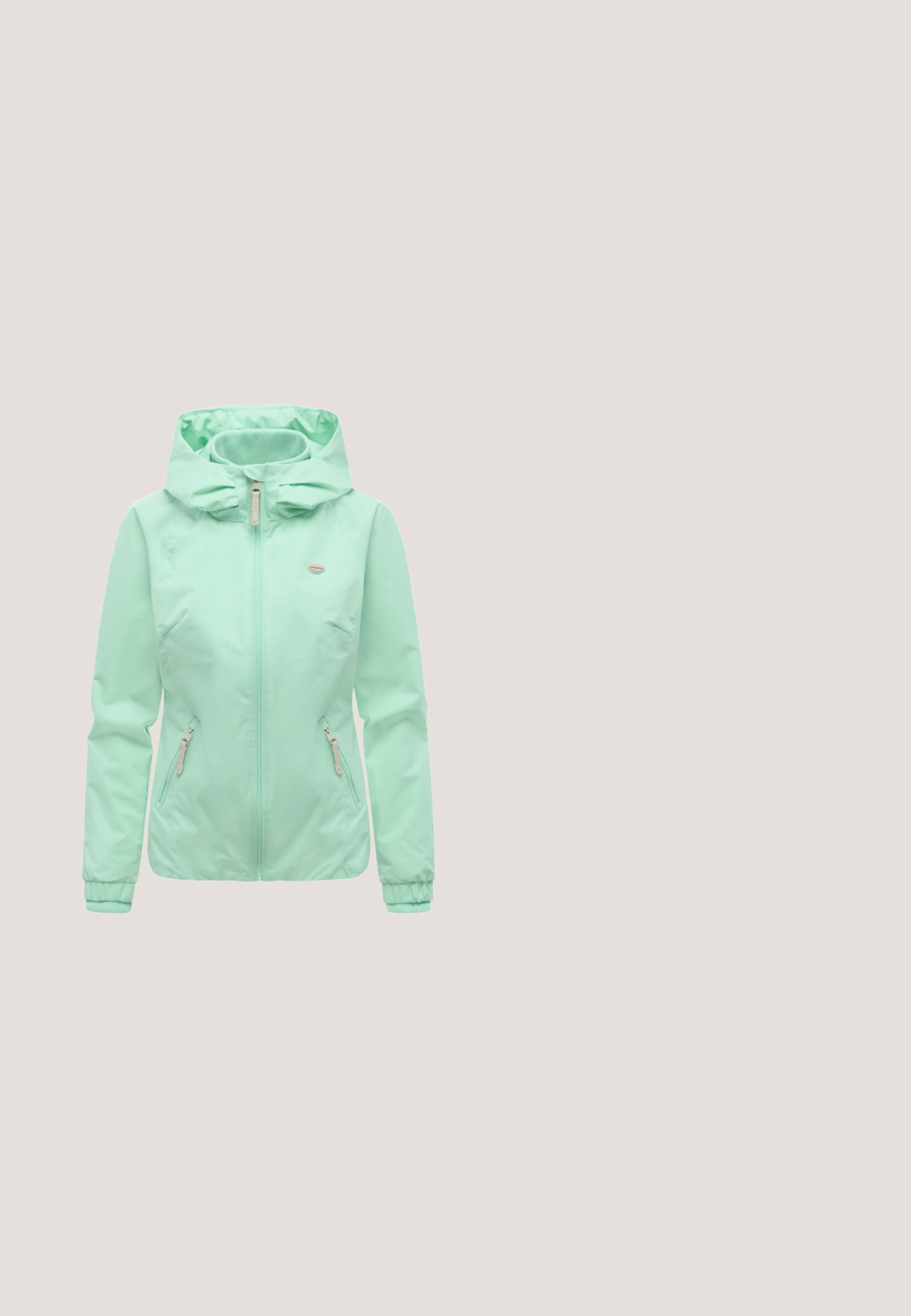 Lichtgroen gewatteerd jack met capuchon, ritssluiting aan de voorkant, ritszakken aan de zijkanten, elastische manchetten en een klein logo op de borst.; Mintgroene capuchontrui met ritssluiting, roze en blauwe bloemenprints, verstelbare trekkoordkap en zakken aan de voorkant.; Lichtblauwe katoenen t-shirt met korte mouwen en een ronde halslijn. Heeft een kleine witte en gele madeliefje borduring op de linker borst.; Groene joggerbroeken van zachte stof, met een elastische taille, trekkoordsluiting en twee zijzakken met een slim fit ontwerp.; Witte en muntgroene Kappa-sneaker met lichte meshpanelen, vetersluiting aan de voorkant, gevoerde zool en het merklogo op de zijkant en hiel.; Draagtasje met lichtgroene hengsels en groot lichtgeel tropisch bladmotief op een gedempte groene achtergrond.