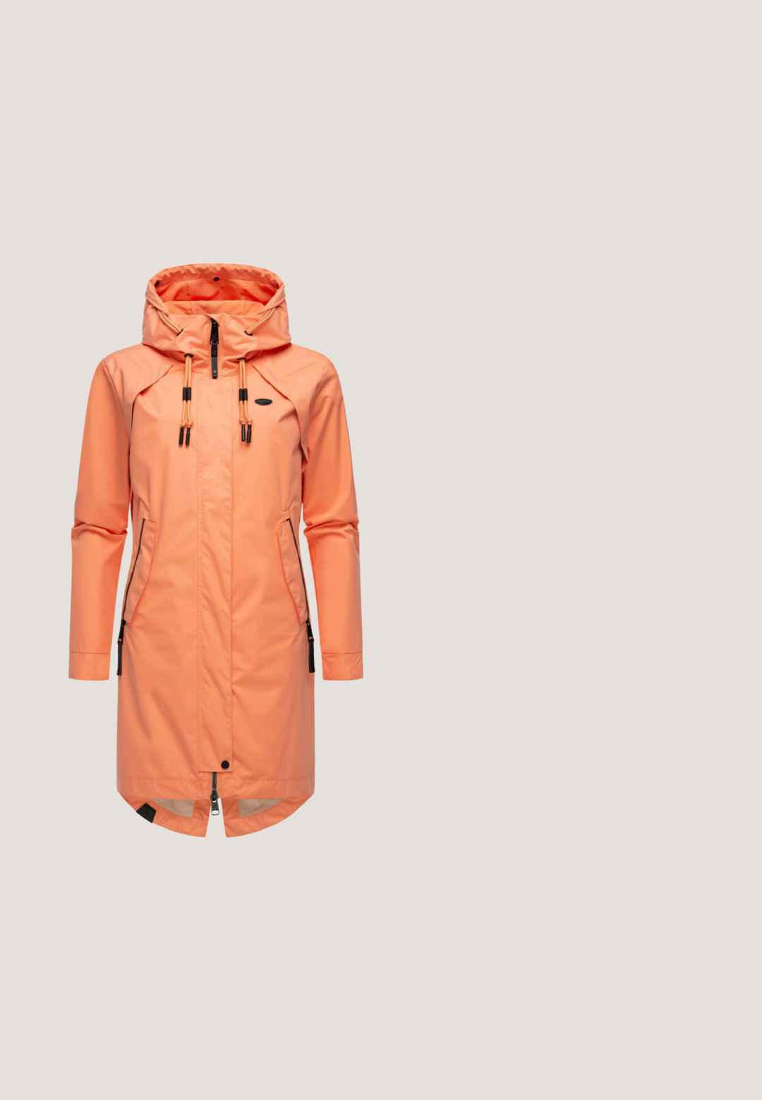Pfirsichfarbene wasserdichte Jacke mit Kapuze, Reißverschluss vorne und verstellbaren Kordeln. Ausgestattet mit zwei seitlichen Reißverschlusstaschen und einem geschwungenen Saum.; Blaues Langarmoberteil mit einem strukturierten Rippenmuster. Verfügt über einen runden Halsausschnitt und eine lässige Passform, hergestellt aus einem weichen Stoff.; Hellblaue Jeans mit weitem Bein, doppeltem Knopfverschluss, Vordertaschen und subtilen verblassten Details an den Oberschenkeln.; Weißer Sneaker aus glattem Lederobermaterial, mit abgerundeter Spitze und Perforationen. Ausgestattet mit einer gummierten Gummisohle und flachen Schnürsenkeln. Seitliche Panelgestaltung sichtbar.; Große, beige Ledertasche im Hobo-Stil mit einer lässigen Form und glatter Textur, begleitet von einem kleineren passenden Reißverschlussbeutel.; Goldene Creolen mit einer glatten, glänzenden Oberfläche, einer strukturierten Seite und einer Reihe von klaren Steinen entlang einer Kante. Subtile geschwungene Form.
