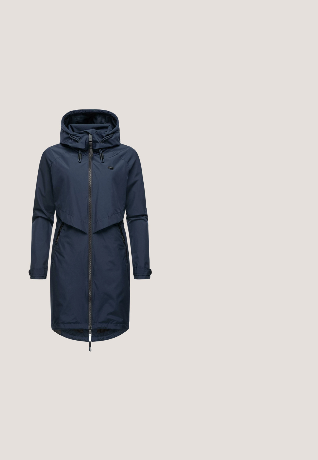 Chaqueta impermeable de color azul marino que cuenta con cierre de cremallera, gran capucha, cordón ajustable y dos bolsillos laterales con cremalleras ocultas.; Sudadera con capucha de color azul marino, con mangas largas, dobladillo y puños blancos, fabricada en un tejido suave, con un corte relajado y un diseño minimalista.; Camiseta de algodón gris oscuro con cuello redondo, mangas cortas y un corte relajado. Textura suave y diseño simple sin patrones ni acentos.; Pantalones jogger azul marino fabricados en tejido suave, con una cintura elástica y cordón, puños en los tobillos y bolsillos laterales.; Zapatilla deportiva azul marino con materiales de ante y malla, que presenta un logo plateado prominente, parte superior texturizada y una media suela blanca.; Bolso pequeño negro de bandolera con correa ajustable, bolsillo frontal con cremallera, detalle azul y logotipo de Hedgren sobre fondo blanco.