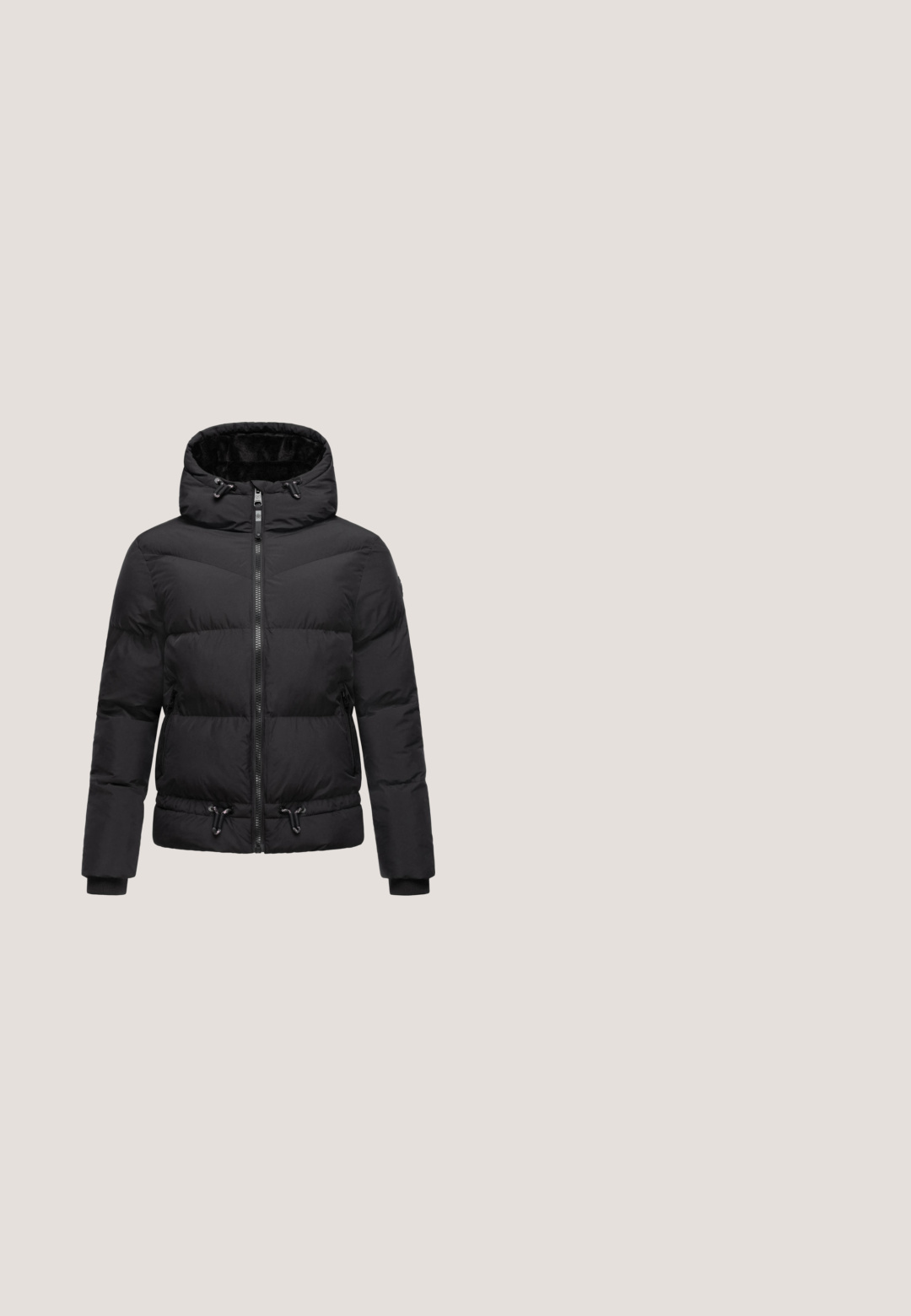 Schwarze Steppjacke mit Kapuze, Reißverschluss und Kordelzugsaum. Mit Paneleinsätzen und gerippten Bündchen für Isolierung und Komfort.; Weißes langärmliges Zip-Up-Oberteil mit hohem Kragen, das dezente vertikale Streifen und Logo-Akzente auf der Brust und dem Ärmeln aufweist. Weiche Stoffstruktur.; Cremfarbene Sweatpants mit elastischem Bund, Kordelzug und seitlichen Reißverschlusstaschen. Besitzt sichtbare Nähte und ein Logo an einem Unterschenkel.; Silberne und cremefarbene High-Top-Stiefel mit Kunstfellfutter, dicker weißer Plateausohle und grauen Schnürsenkeln. Mit geprägtem Logo an der Seite.; Schwarze Handtasche mit einer strukturierten, mit Pailletten besetzten Oberfläche und silbernem Logo. Besteht aus einem geschmackvollen Design mit einem verstellbaren Gurt für Vielseitigkeit.; Silberarmband mit zarter Kette, das zwei blattförmige Formen zeigt, die mit funkelnden Steinen besetzt sind und auf einem Handgelenk gegen dunklen Stoff ruhen.